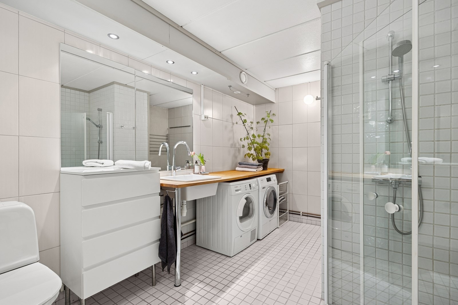 Flislagt baderom med elektriske varmekabler i gulv og og himling med lettklinkerelementer. Galleribilde