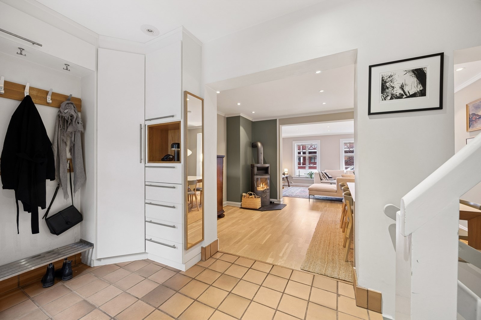 Romslig gang med god plass i plassbygd garderobe. Galleribilde