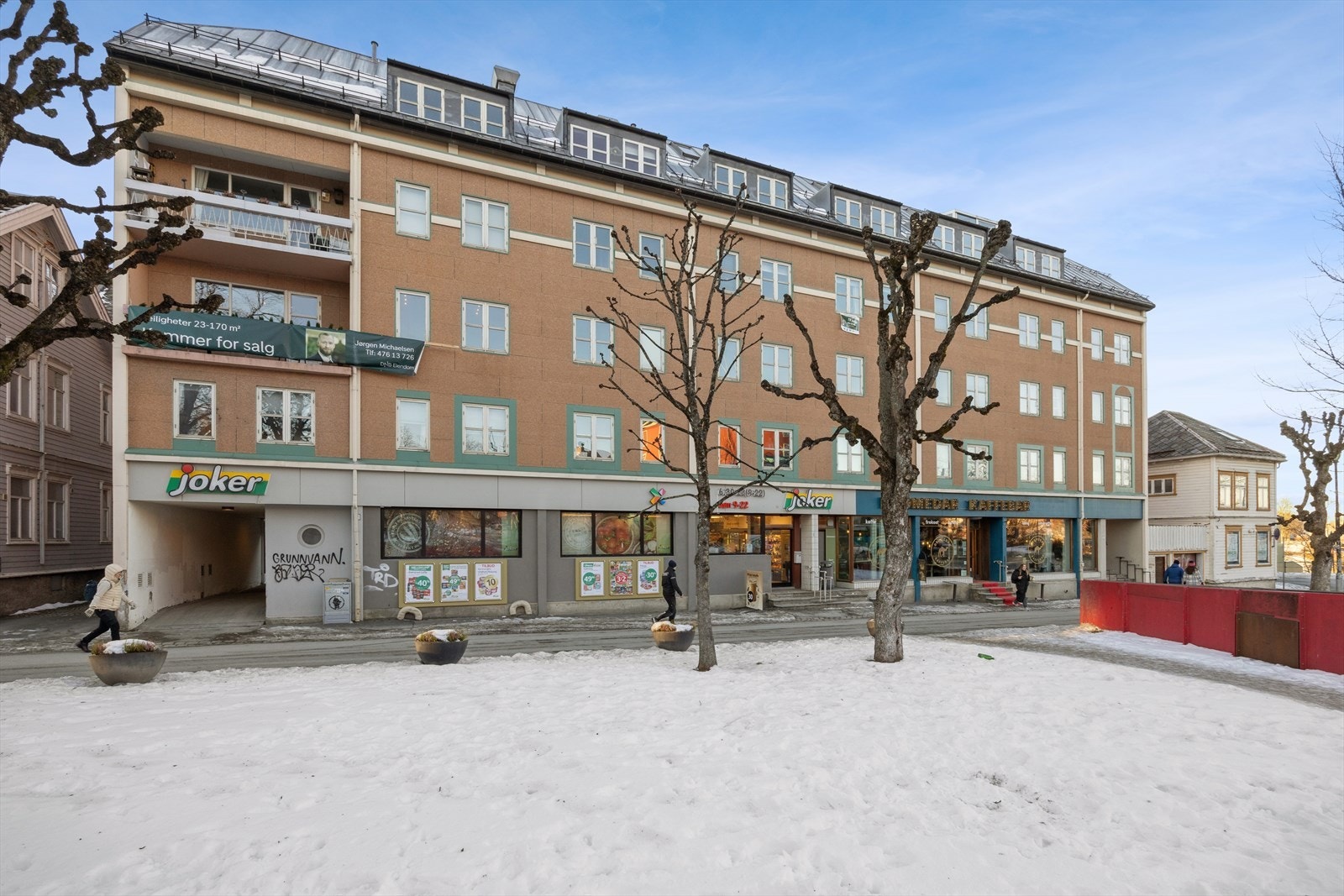 Dagligvare og kaffebar i sokkeletasjen. Galleribilde