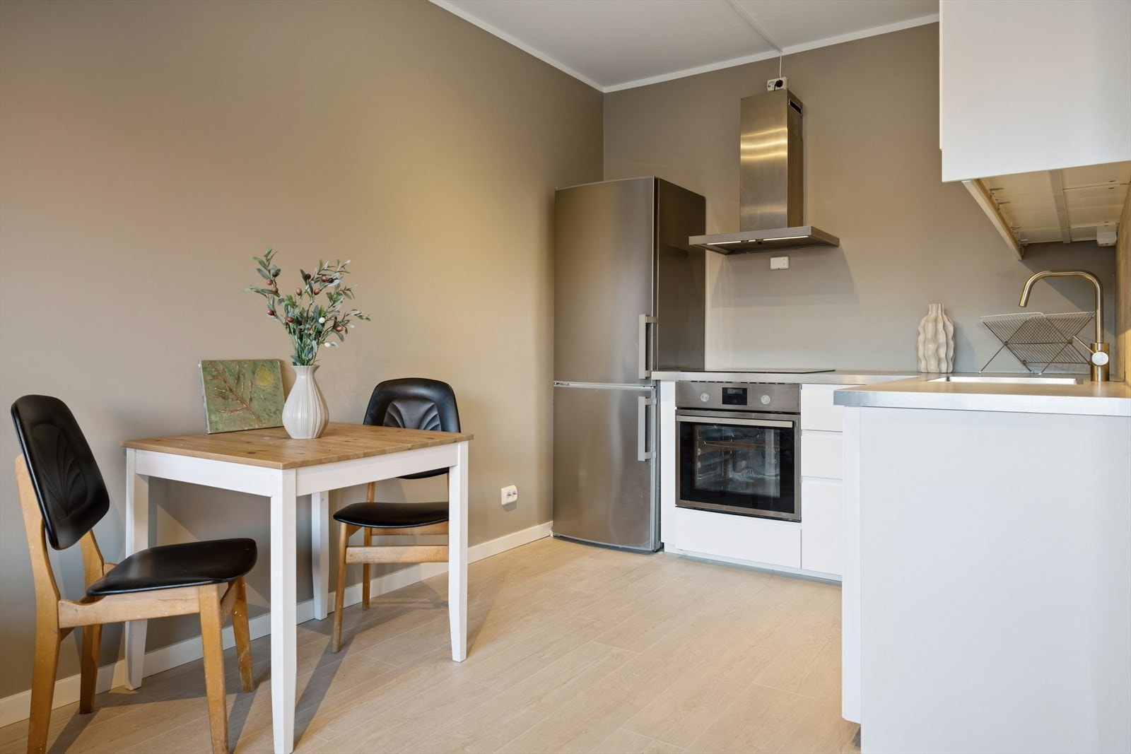 Kjøkkenet har folierte skrog med slette fronter og en laminert benkeplate. Ventilator med kullfilter. Galleribilde