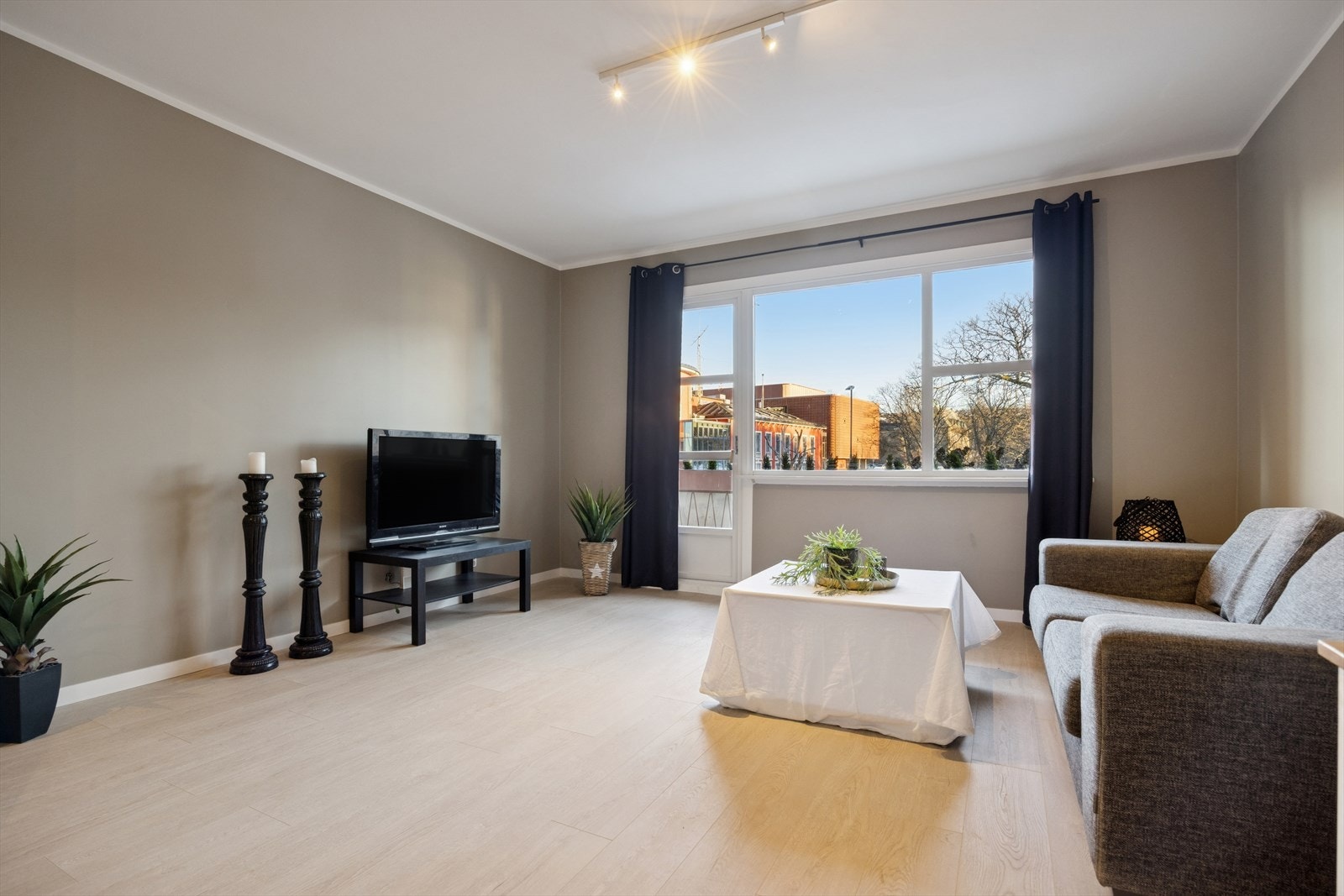 Stuen har store vindusflater som slipper inn rikelig med naturlig lys. Galleribilde