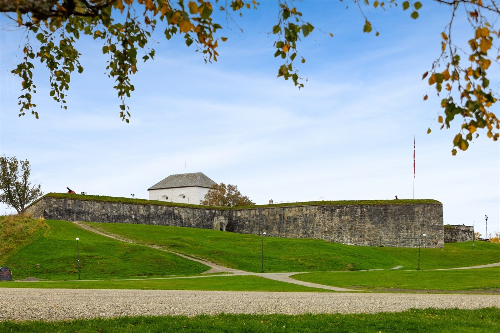 Rett ved de historiske vollene ved Kristiansten festning. Galleribilde