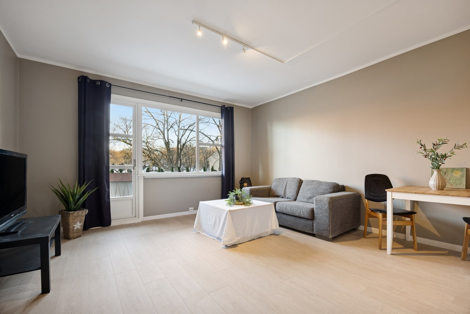 Lyse gulvflater gir et moderne preg til rommet. Galleribilde