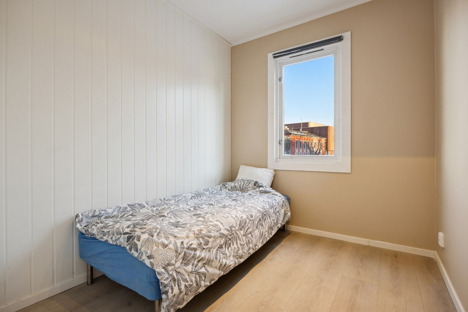 Rommet har panelvegger og parkettgulv, som gir et moderne preg. Galleribilde