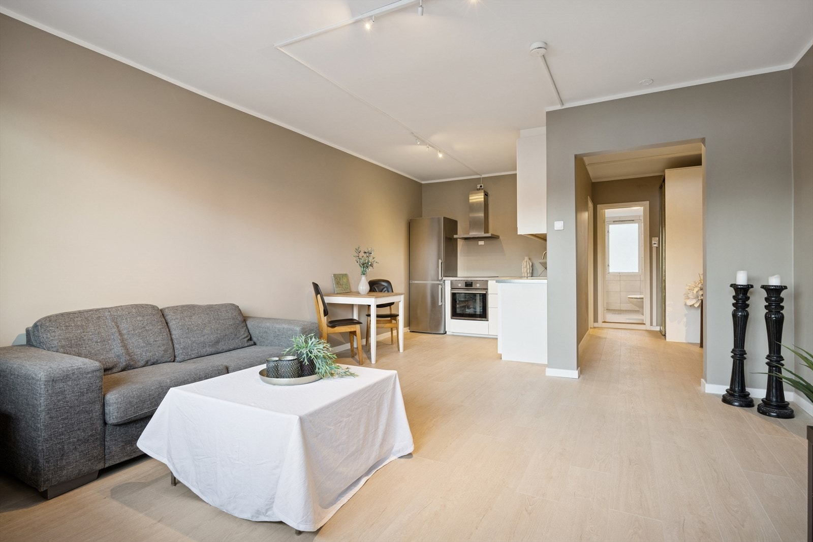 Stuens gode utforming og de tidløse fargevalgene på vegger legger et godt grunnlag for å innrede rommet etter eget ønske. Galleribilde