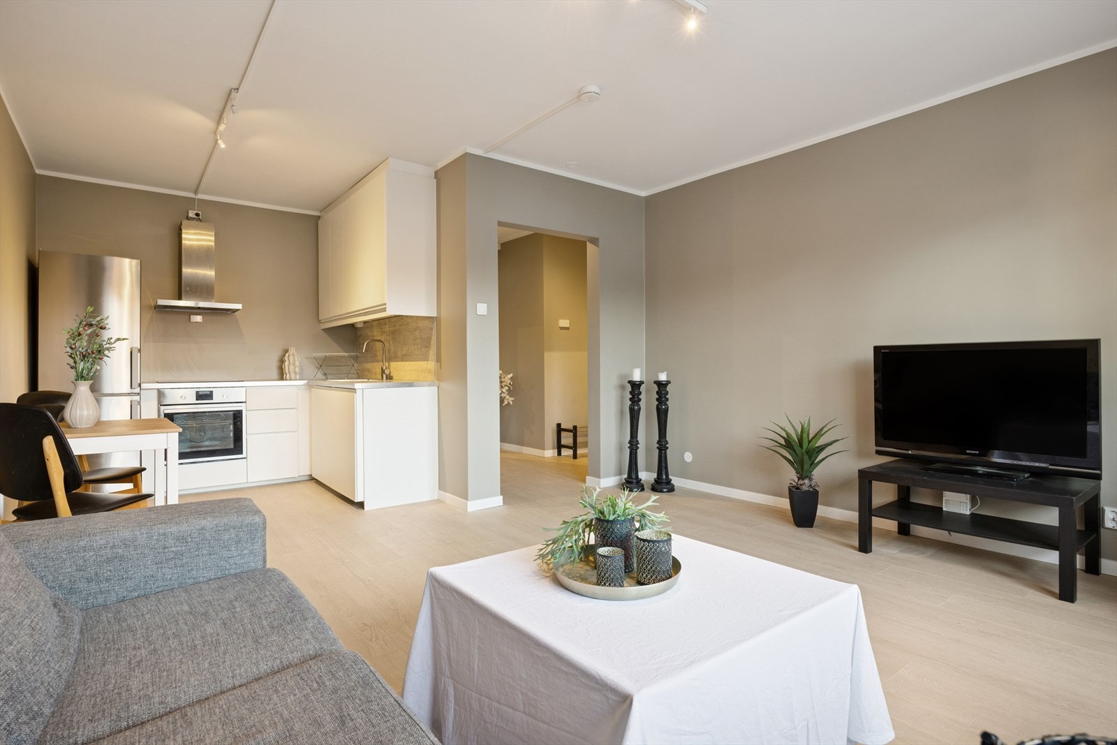 Åpen løsning mot kjøkkenet gir en romslig følelse i oppholdsrommet. Galleribilde