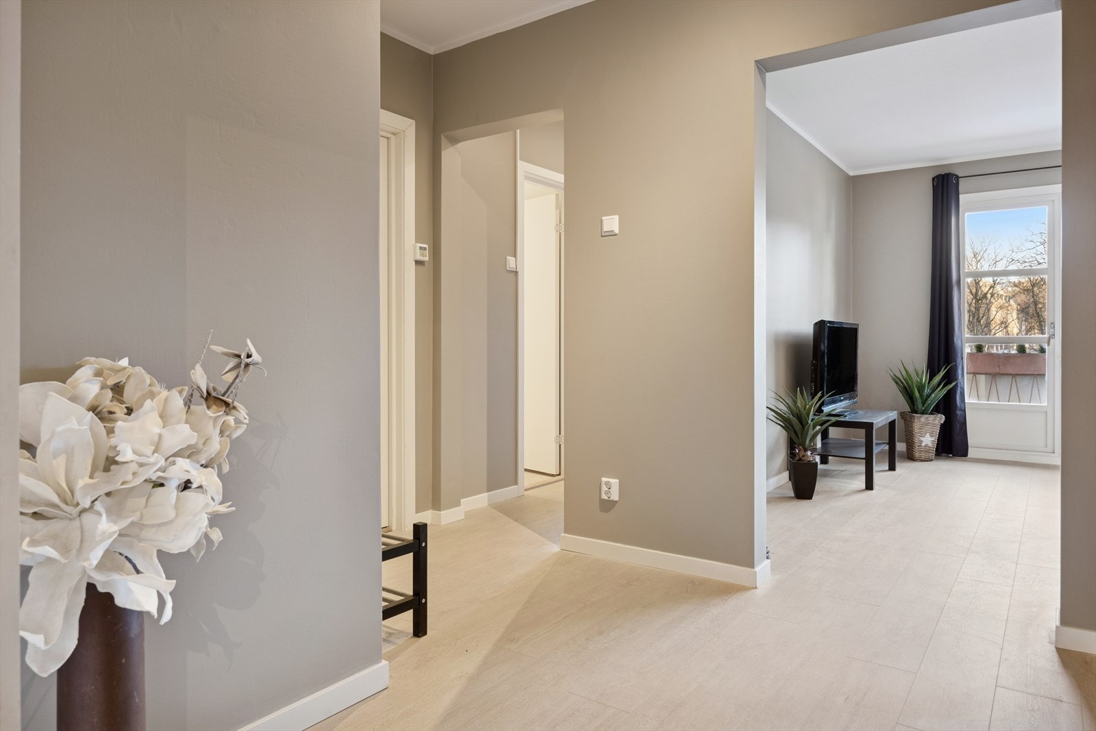 Lys entré gir en varm velkomst og leder videre til stueområdet. Galleribilde