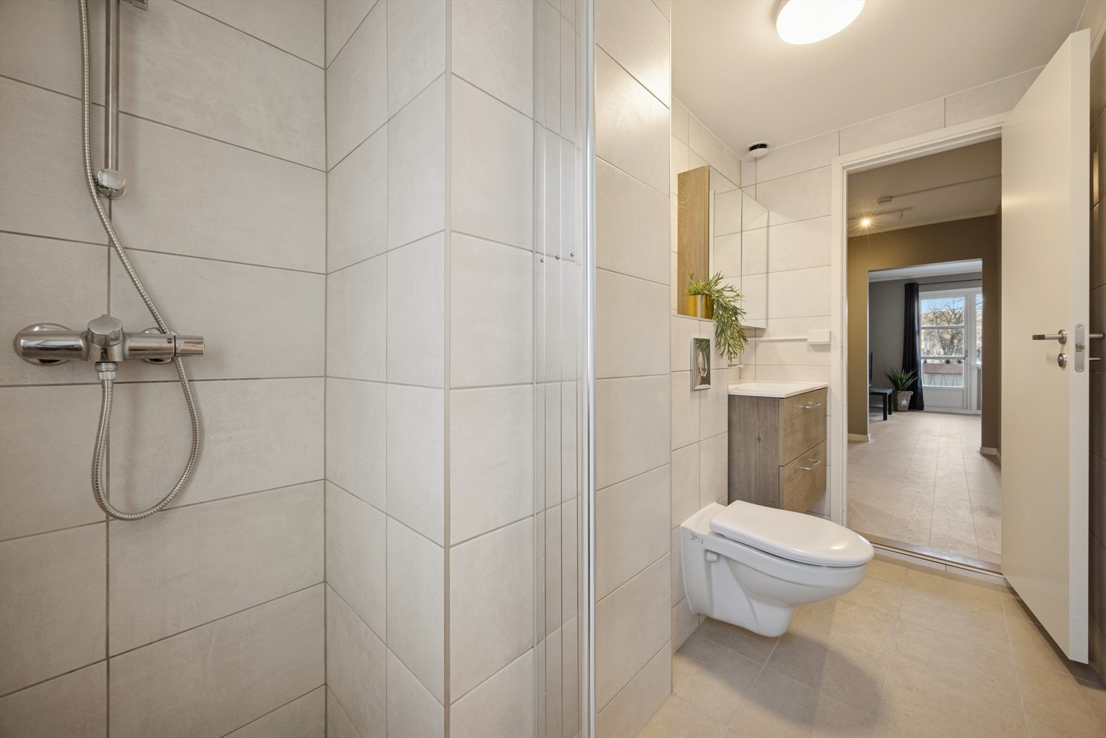 Tiidsriktig bad med vegghengt toalett Galleribilde