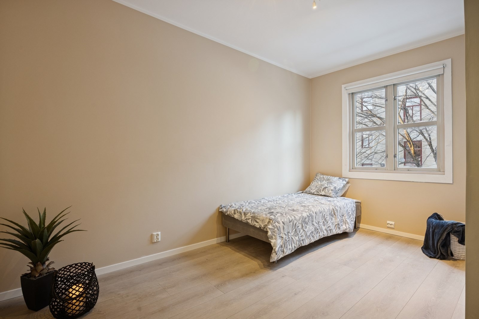 Lyst rom med store vinduer og parkettgulv gir et romslig inntrykk. Galleribilde