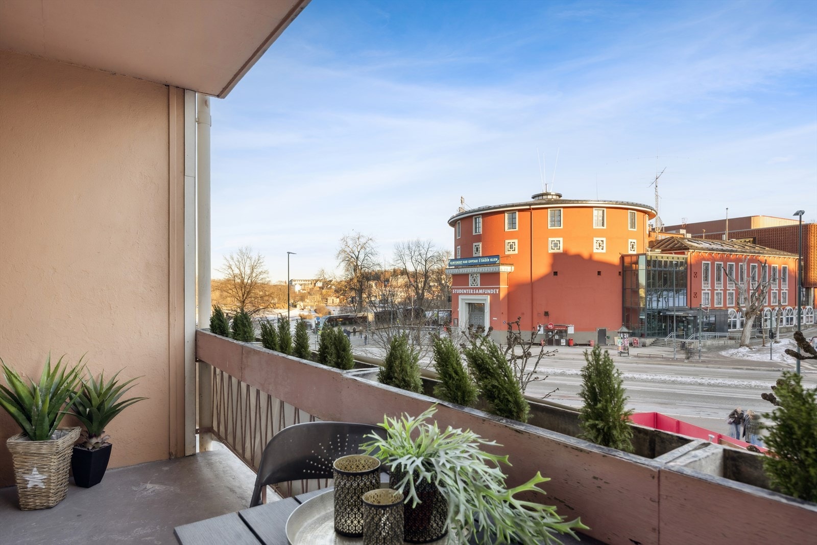 Balkongen gir utsyn mot et livlig byområde, og har plass til utemøbler for avslapning. Galleribilde