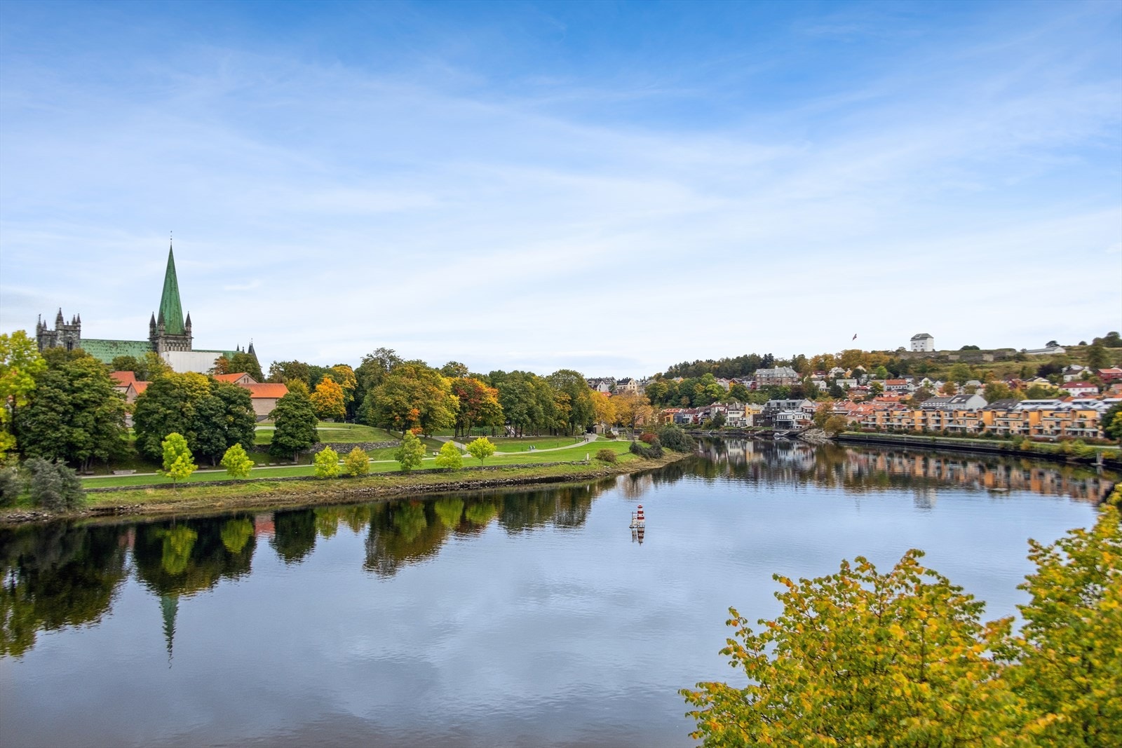 Vakkert elvelandskap med Nidarosdomen i horisonten. Galleribilde