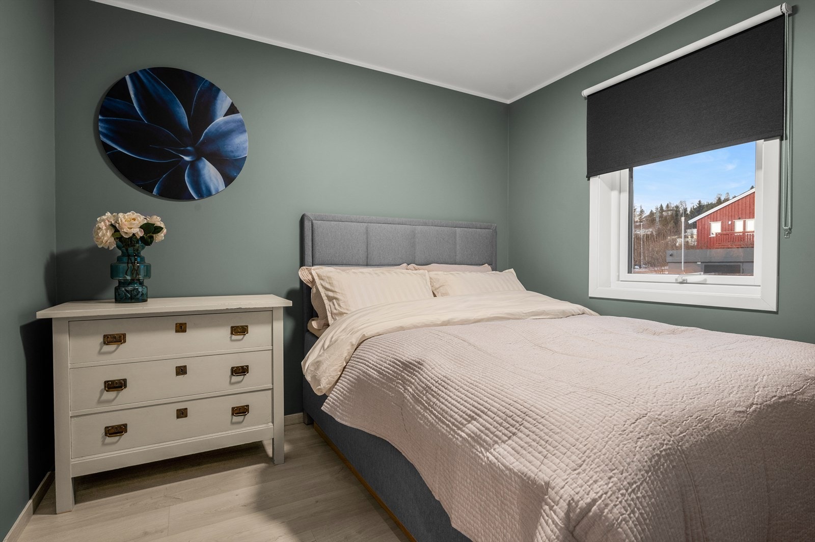 Soverommet har en god størrelse på ca. 7 m² og byr på rikelig med plass til både nattbord, skap og garderobeløsning. Galleribilde