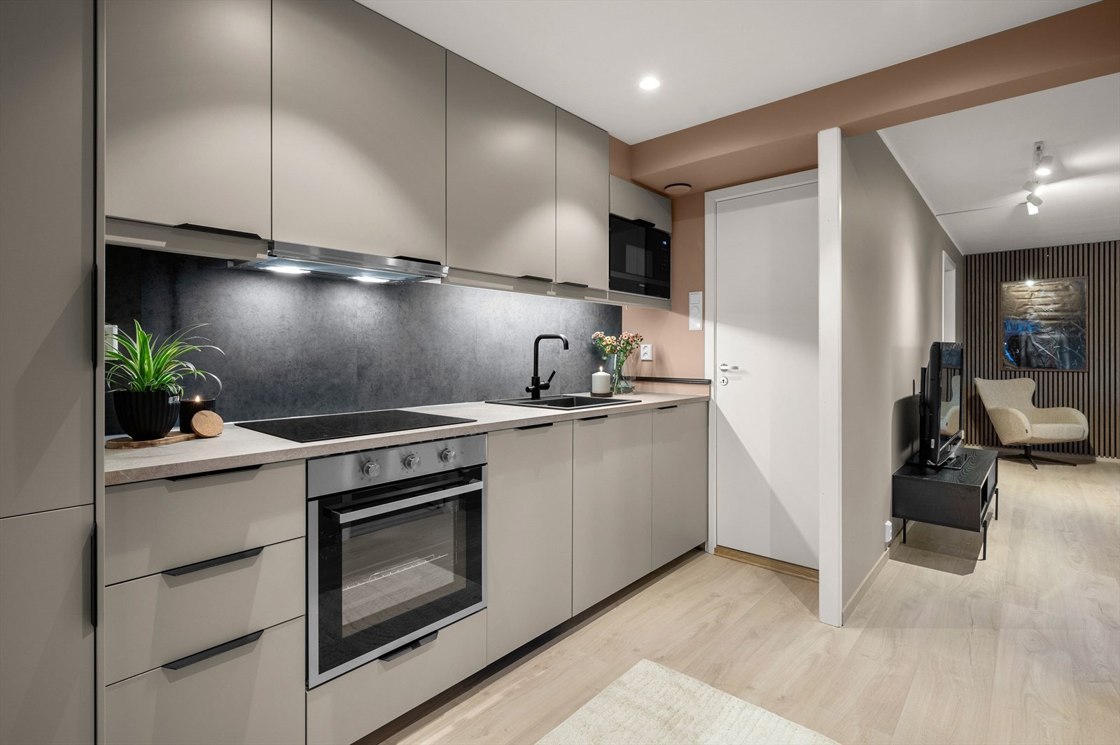 Kjøkkenet har en moderne innredning med slette fronter og laminert benkeplate. Det er utstyrt med integrert platetopp, stekeovn, oppvaskmaskin samt kombinert kjøle- og fryseskap. Galleribilde