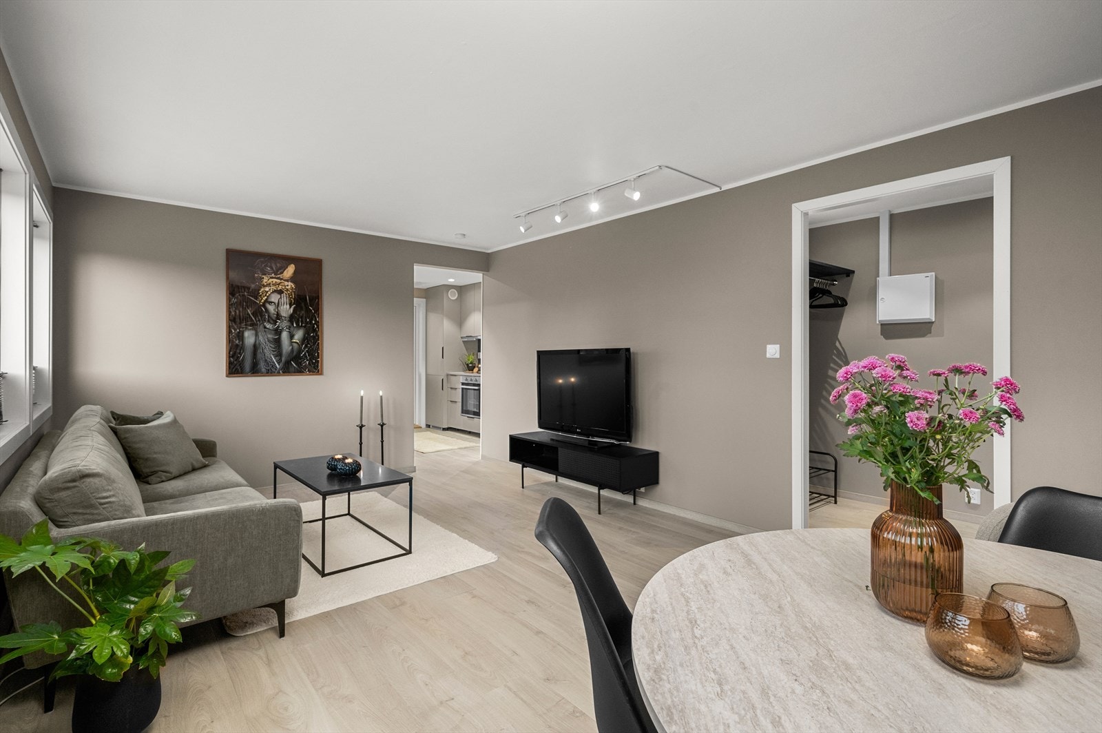 Leilighetens stue strekker seg over 20m² med store vinduer sørger for godt lysinnslipp og gir stuen en åpen og innbydende følelse. Galleribilde