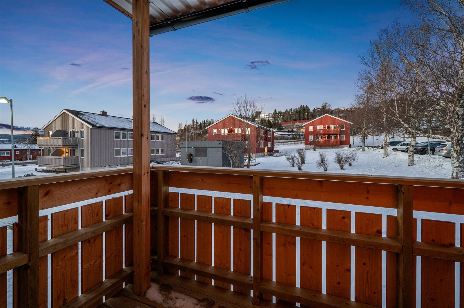 Verandaen er nordvendt og har god plass til sittegruppe og hyggelige opphold. Galleribilde