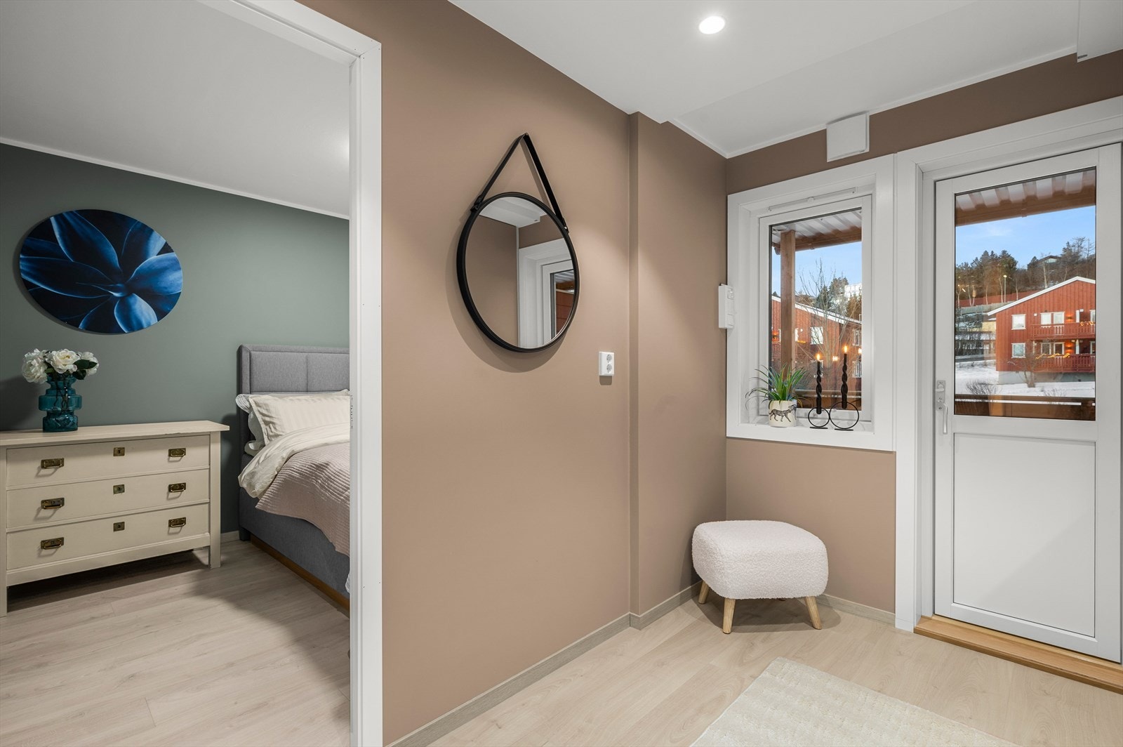 Fra kjøkkenet er det direkte tilgang til leilighetens veranda på 4,5m². Galleribilde