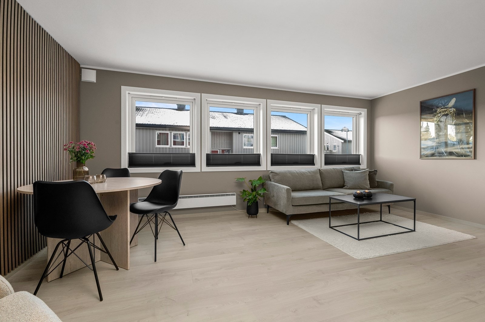 En innbydende og moderne 2-roms leilighet beliggende i byggets første etasje med gjennomgående oppgradert standard Galleribilde