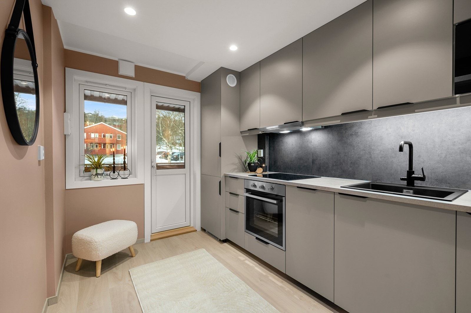 Kjøkkenet har i 2025/2026 fått ny innredning fra Ikea og fått tildelt tilstandsgrad 0 av takstmann. Galleribilde