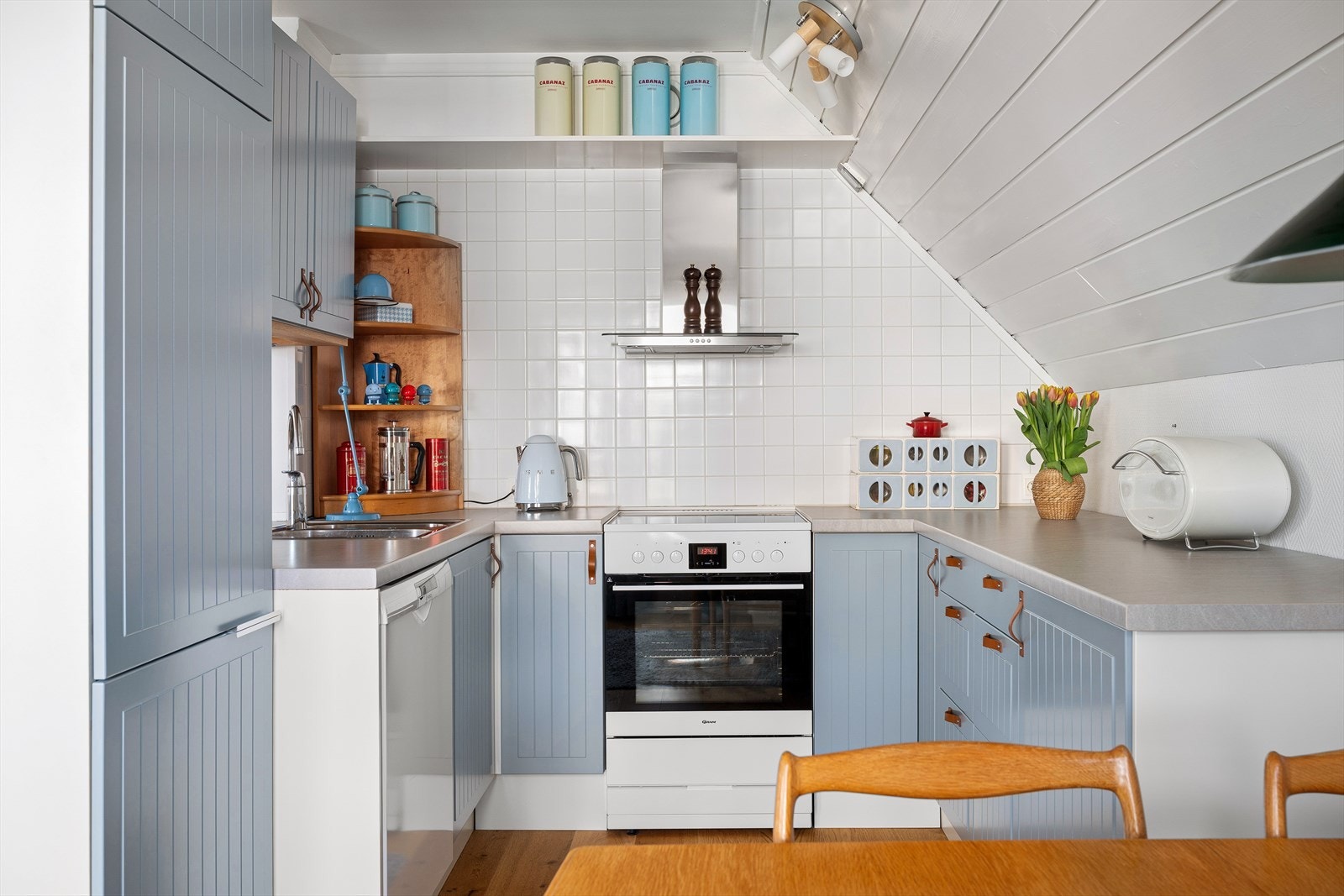 Kjøkkenet er praktisk plassert i tilknytning til stuen og har en funksjonell utforming. Kjøkkeninnredningen er levert av IKEA og har profilerte fronter som ble spraylakkert i 2024. Galleribilde