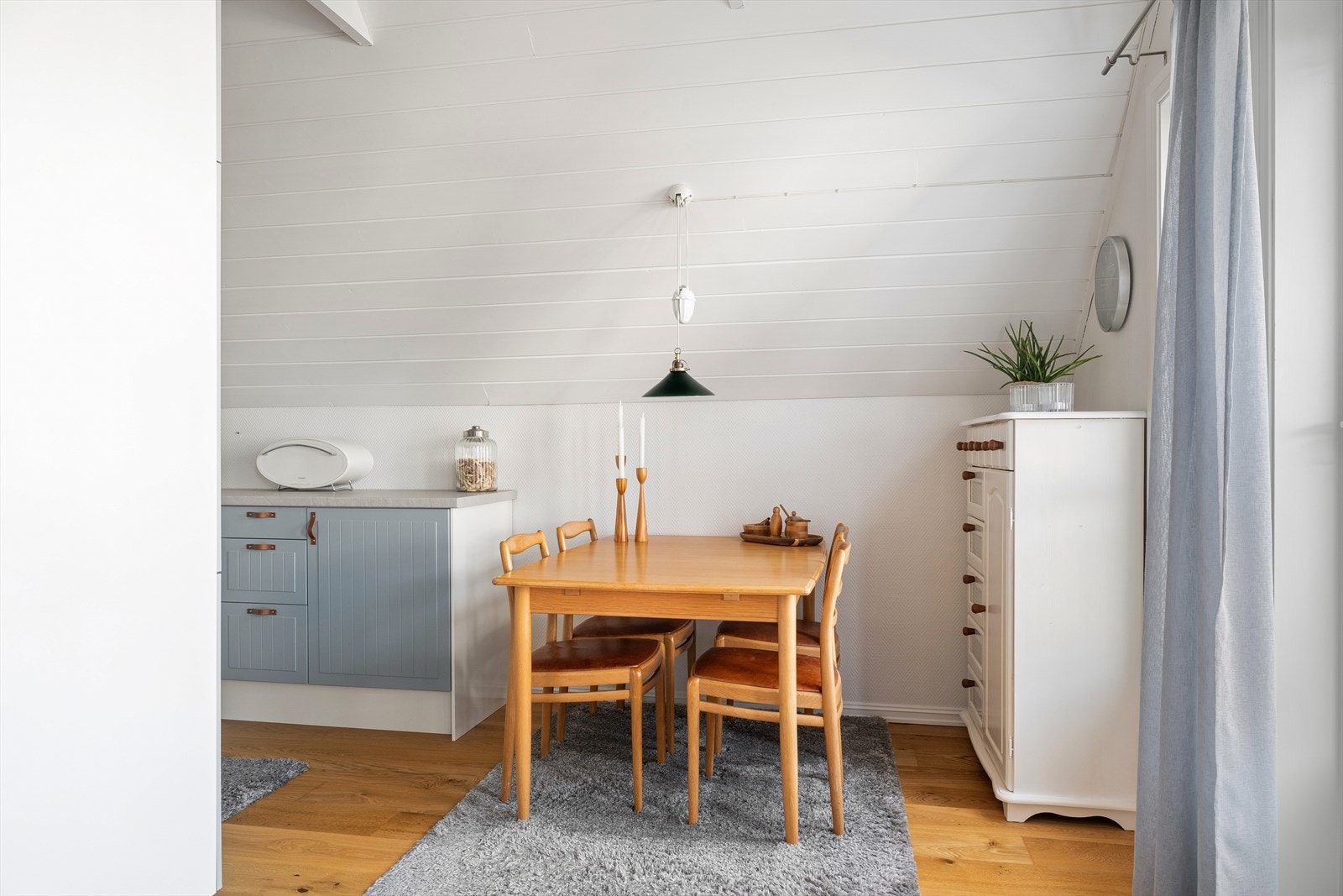 Stue og kjøkken ligger i åpen løsning som skaper en luftig og sosial sone - perfekt for både hverdag og gjester. Galleribilde