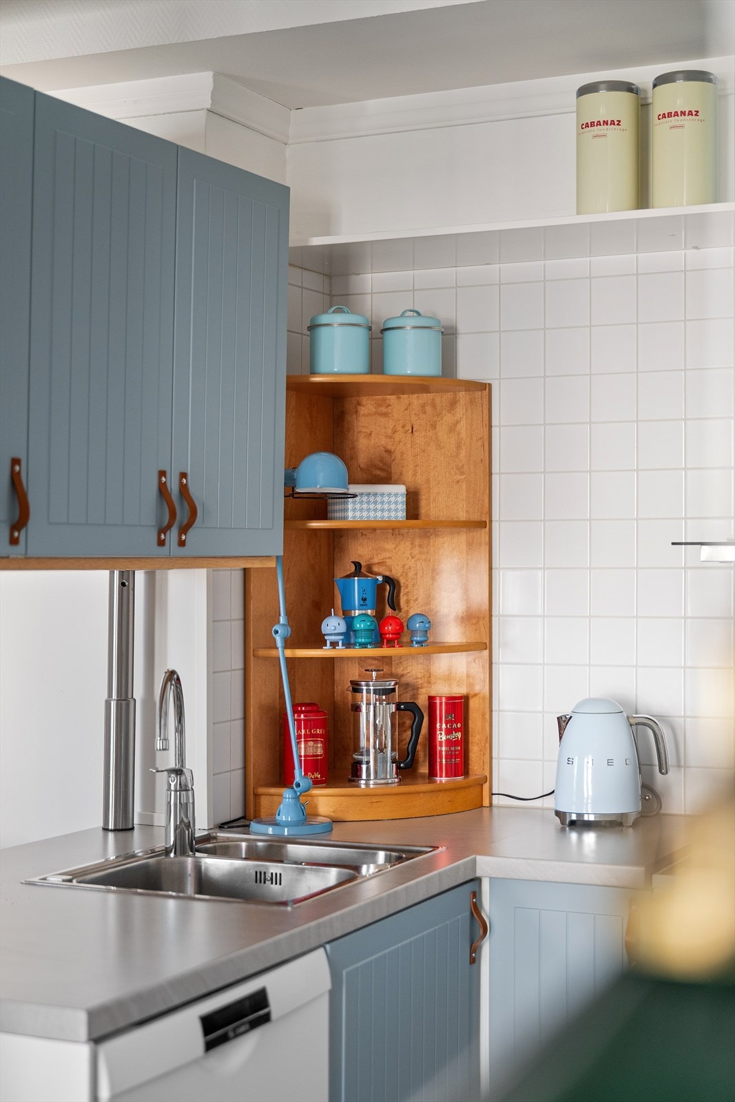 Benkeplaten er i laminat, og kjøkkenet er utstyrt med frittstående hvitevarer samt integrert kjøleskap. Overflater består av moderne parkett på gulv, fargene hamonerer godt sammen Galleribilde