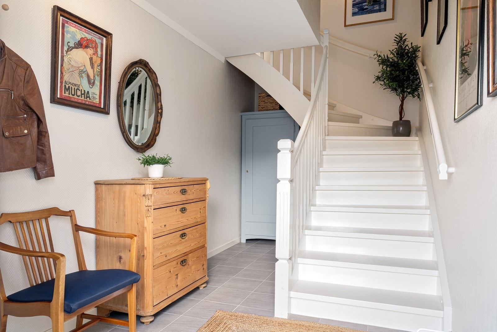 Når man trer inn i leiligheten, møtes man av en lys entré som gir et godt førsteinntrykk. Det er i tillegg plass til å henge fra seg yttertøy og sette fra seg sko på en praktisk måte. Galleribilde