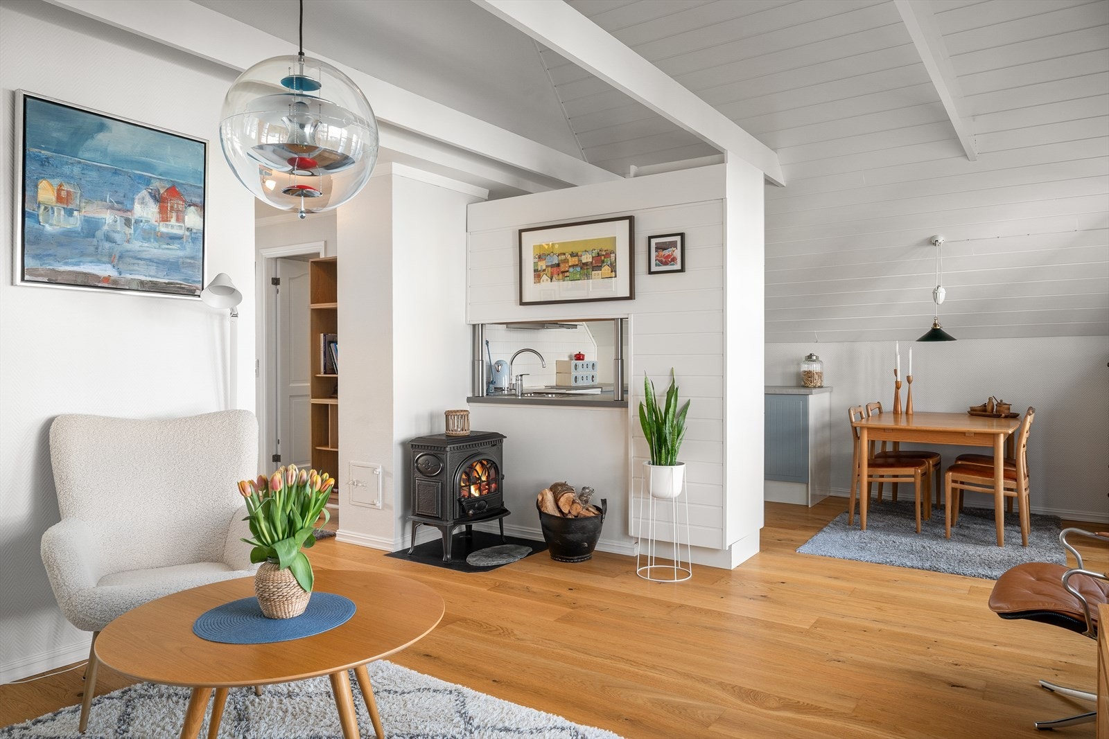 Velkommen til Grasholmbryggå 35C - en innbydende og særpreget leilighet i rolige, maritime omgivelser-V/ Eira Næss Huseby, Eiendomsmegler Norge. Galleribilde