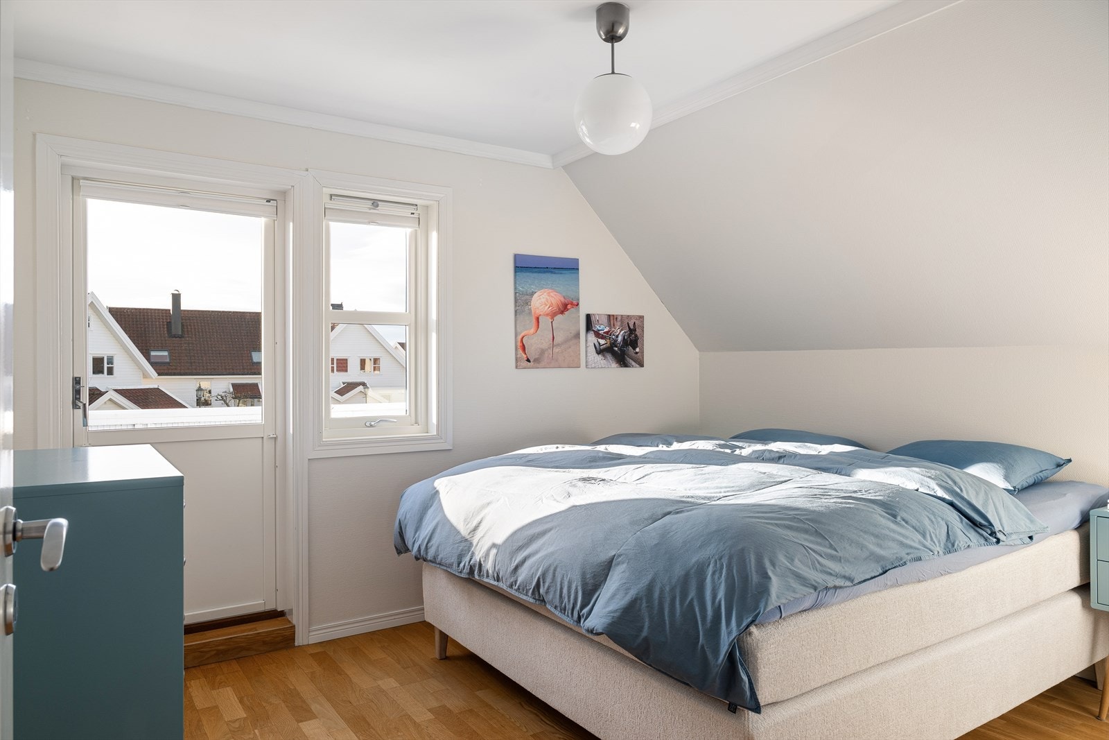 Hovedsoverommet har plass til stor seng, garderobe løsning og annet møblement. Galleribilde