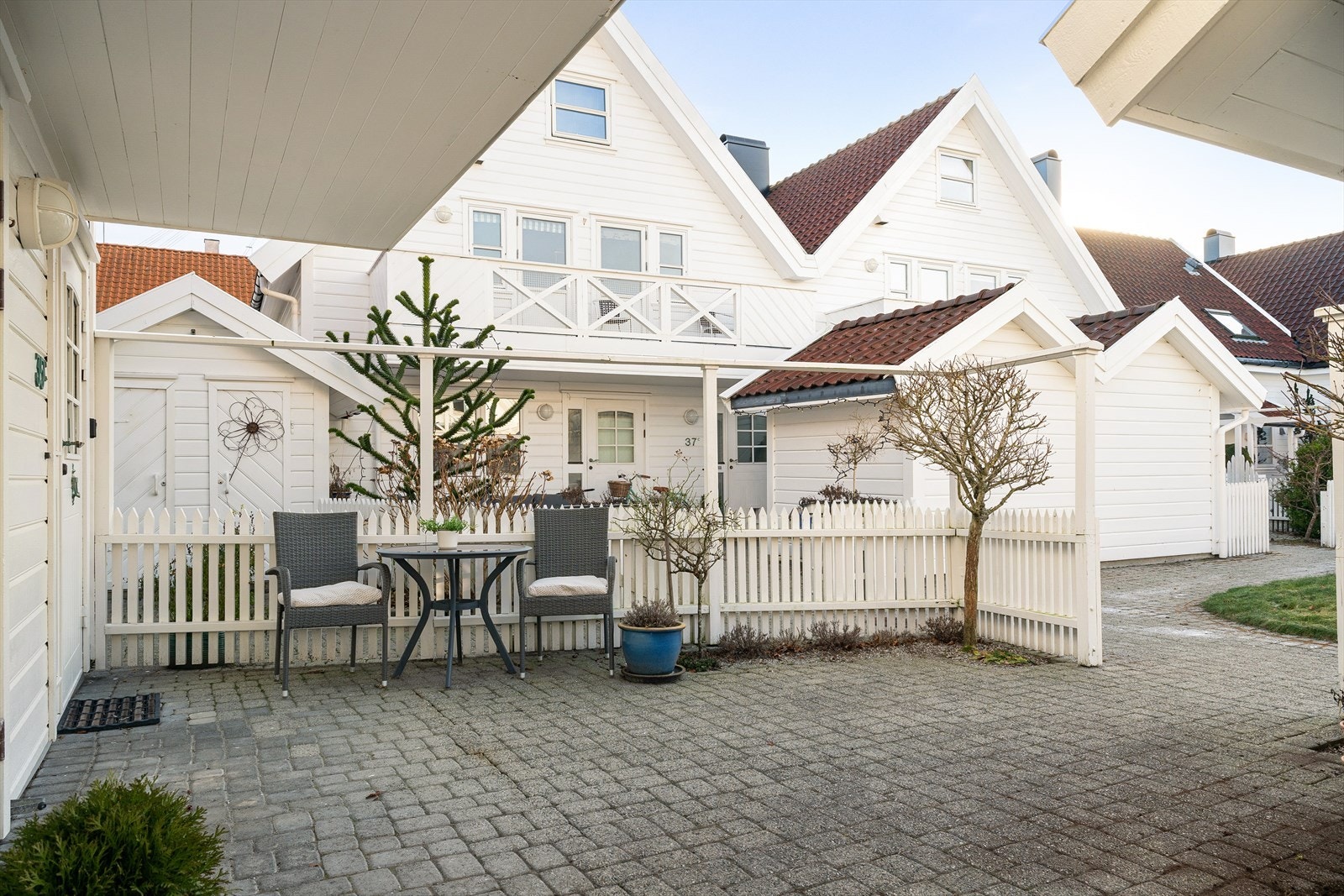 Inngangspartiet kan møbleres med utemøbler eller beplanting. Galleribilde