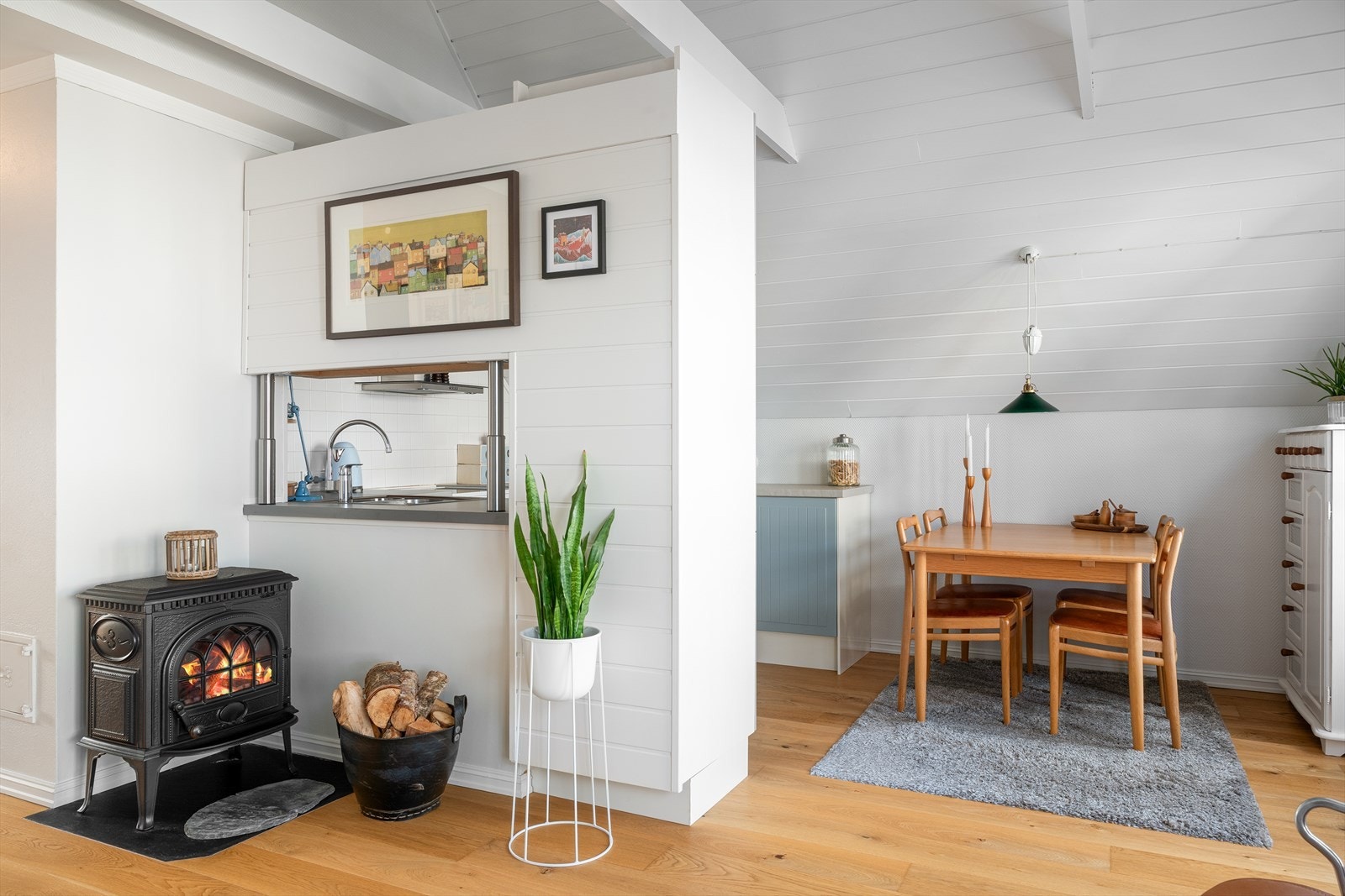 I tillegg er det også i stuen har peis som gir både lun stemning og ekstra komfort på kjølige dager. Galleribilde