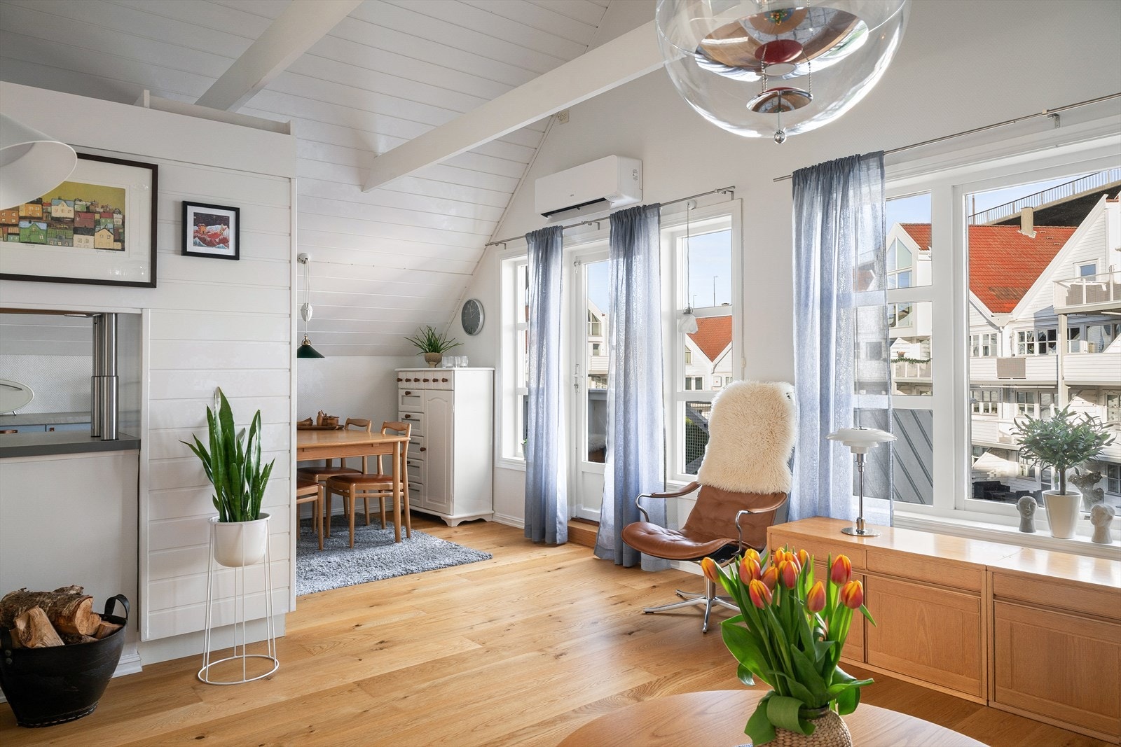 Fra stuen og kjøkkenet er det utgang til en Nord Øst vendt balkong, her kan du nyte morgen kaffen. Galleribilde