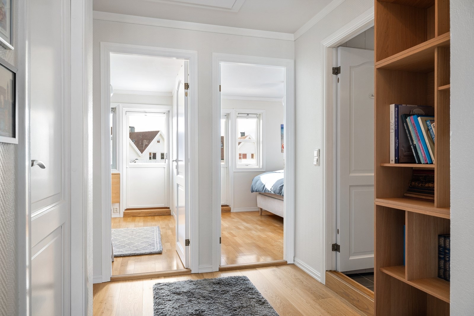 Leiligheten disponerer to soverom, begge av god størrelse og med gode innrednings muligheter. Dette gjør boligen velegnet både for par, små familier eller for den som ønsker hjemmekontor eller gjesterom. Galleribilde