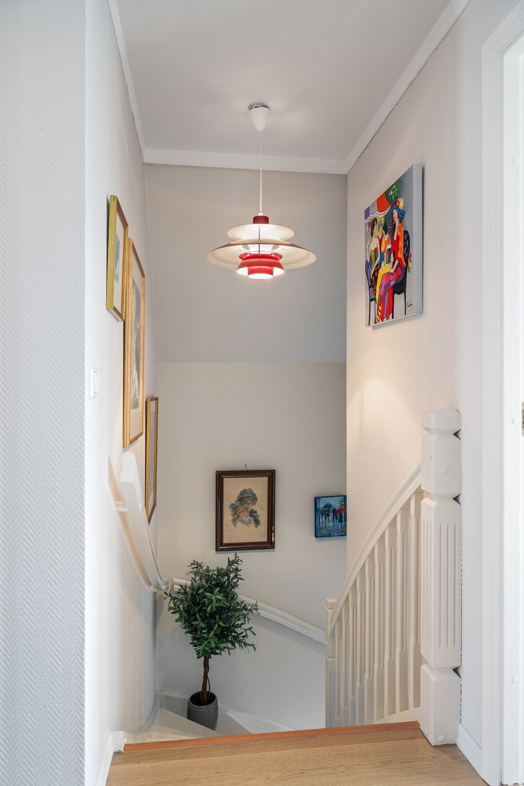 Leiligheten er jevnlig oppgradert og fremstår som godt vedlikeholdt. Det ble installert varmepumpe i 2023, noe som bidrar til et behagelig og energieffektiv oppvarming. Galleribilde