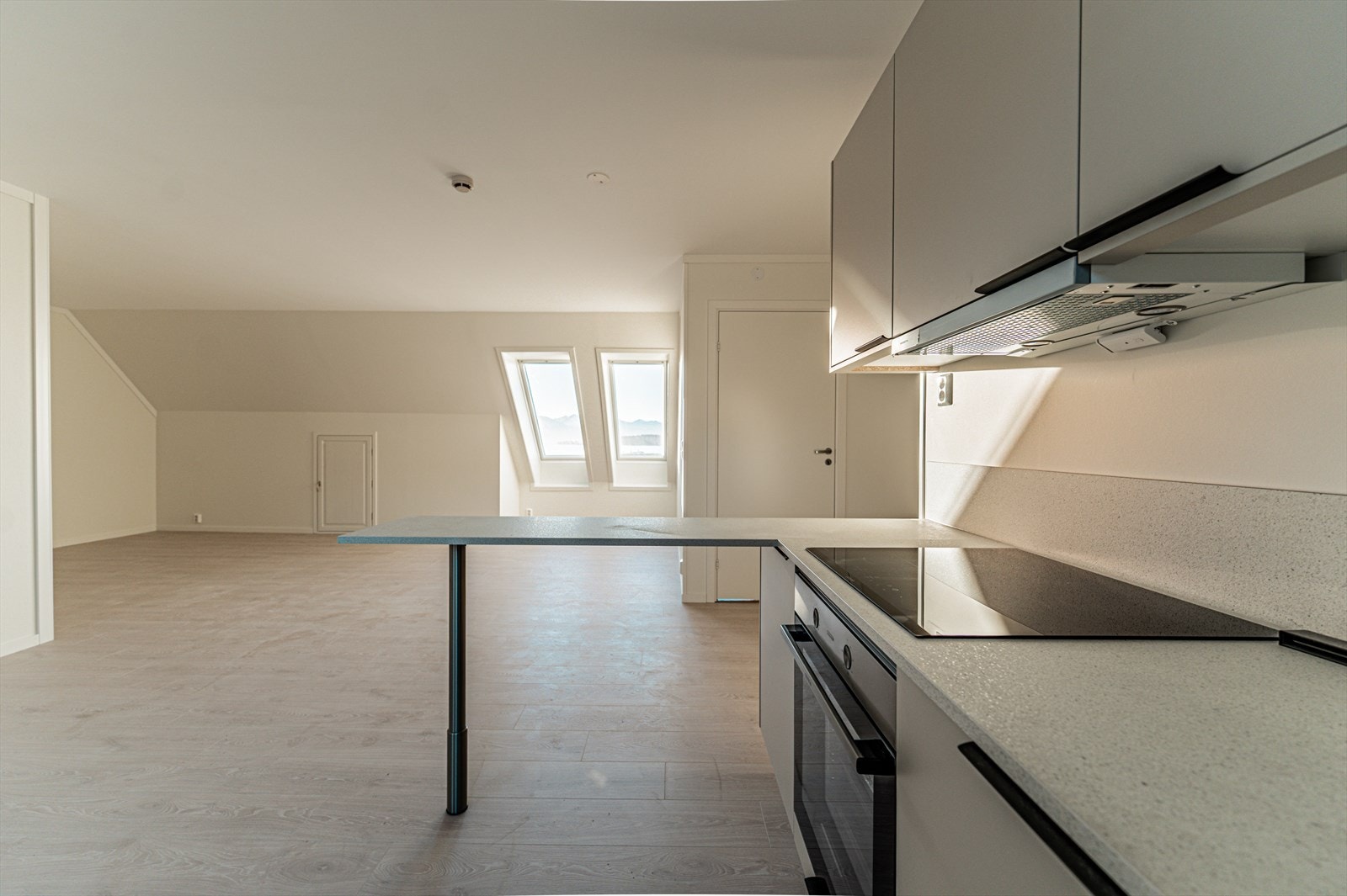 Pent kjøkken fra Sigdal, innredning med glatte fronter og benkeplate av laminat. Galleribilde