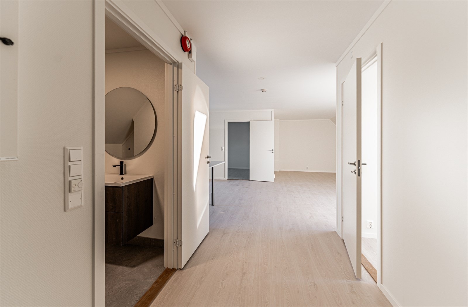 Trivelig og luftig gang som ønsker deg velkommen inn, god plass til å henge fra seg ytterklær! Galleribilde