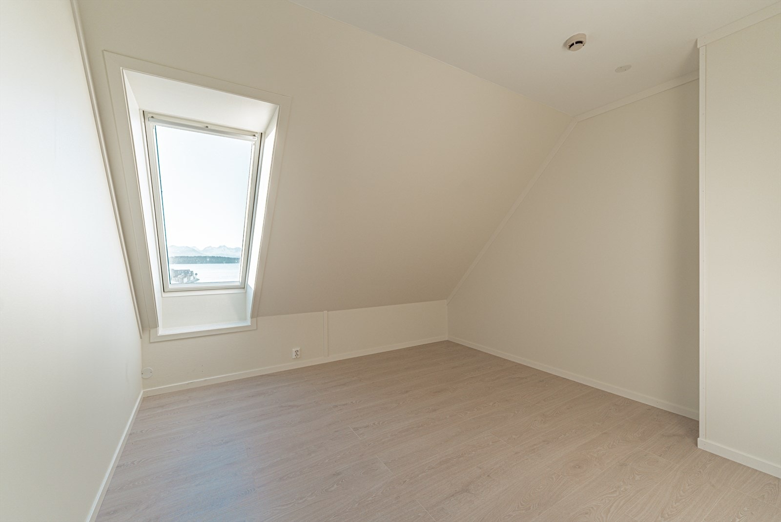 Det er etablert et soverom ved å innlemme del av stue samt opprinnelig bod. Den opprinnelige boden hadde tidligere adkomst fra gangen ute. Å inkludere bodareal inn i et oppholdsrom regnes som bruksendring og er søknadspliktig. Galleribilde