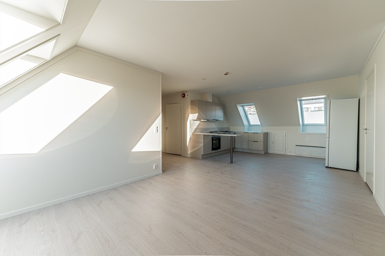 Åpen og sosial stue- og kjøkkenløsning, dette gir et personlig preg på leiligheten! Galleribilde