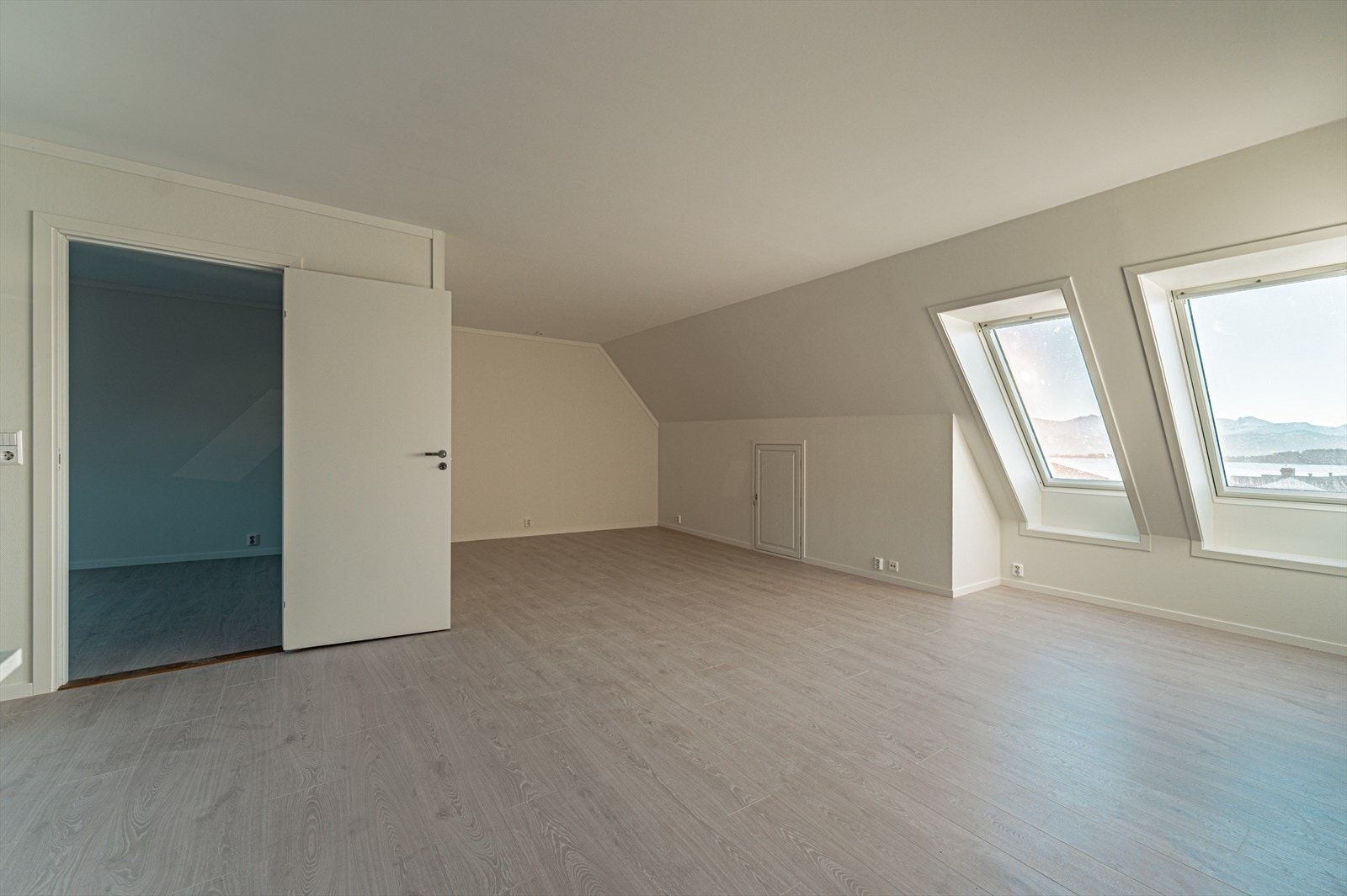 Lys og romslig stue/spisestue med store vindusflater som gir godt med lysinnslipp. Galleribilde