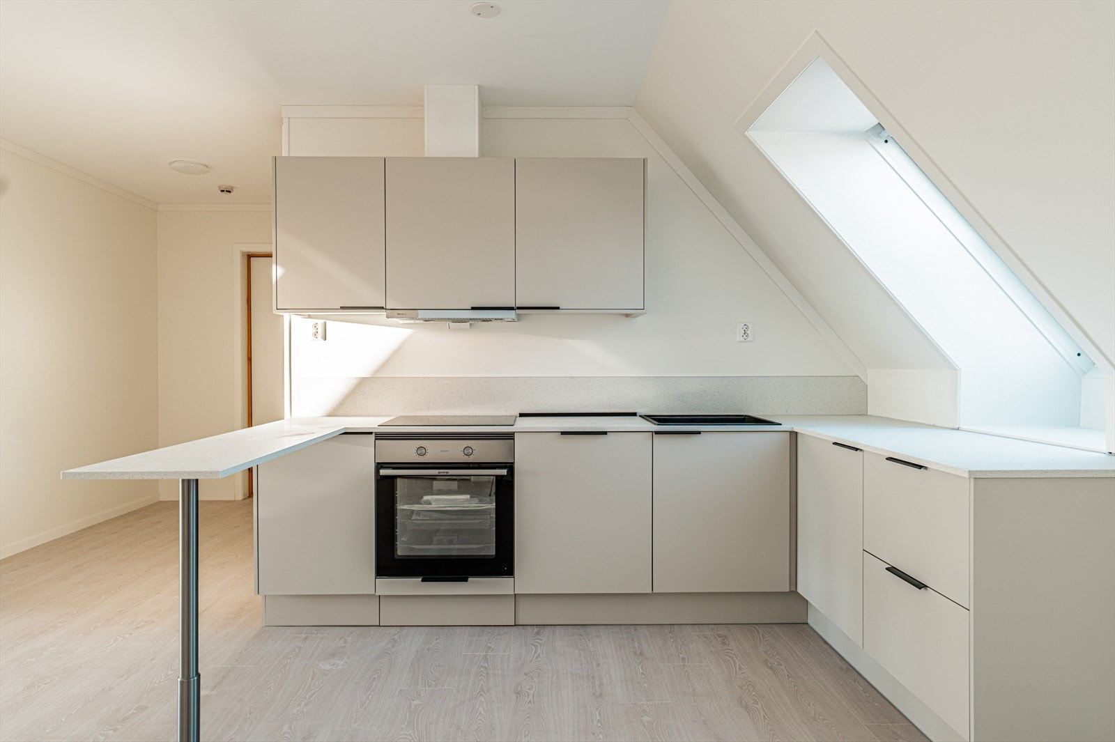 Barløsning - Her inviteres det til en rolig kopp med morgenkaffe - Eller en rask matbit til folk på farten. Kjøkkenet er innredet slik at matlagingen forenes med sosialt samvær. Galleribilde