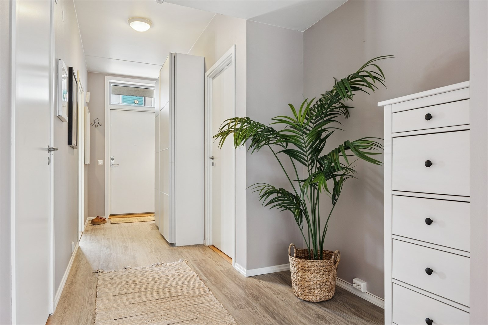 Skyvedørsgarderoben gir rikelig med oppbevaringsplass og utnytter plassen på en praktisk og oversiktlig måte. Gangarealet er romslig og kan også innredes med for eksempel skoskap eller kommode. Galleribilde