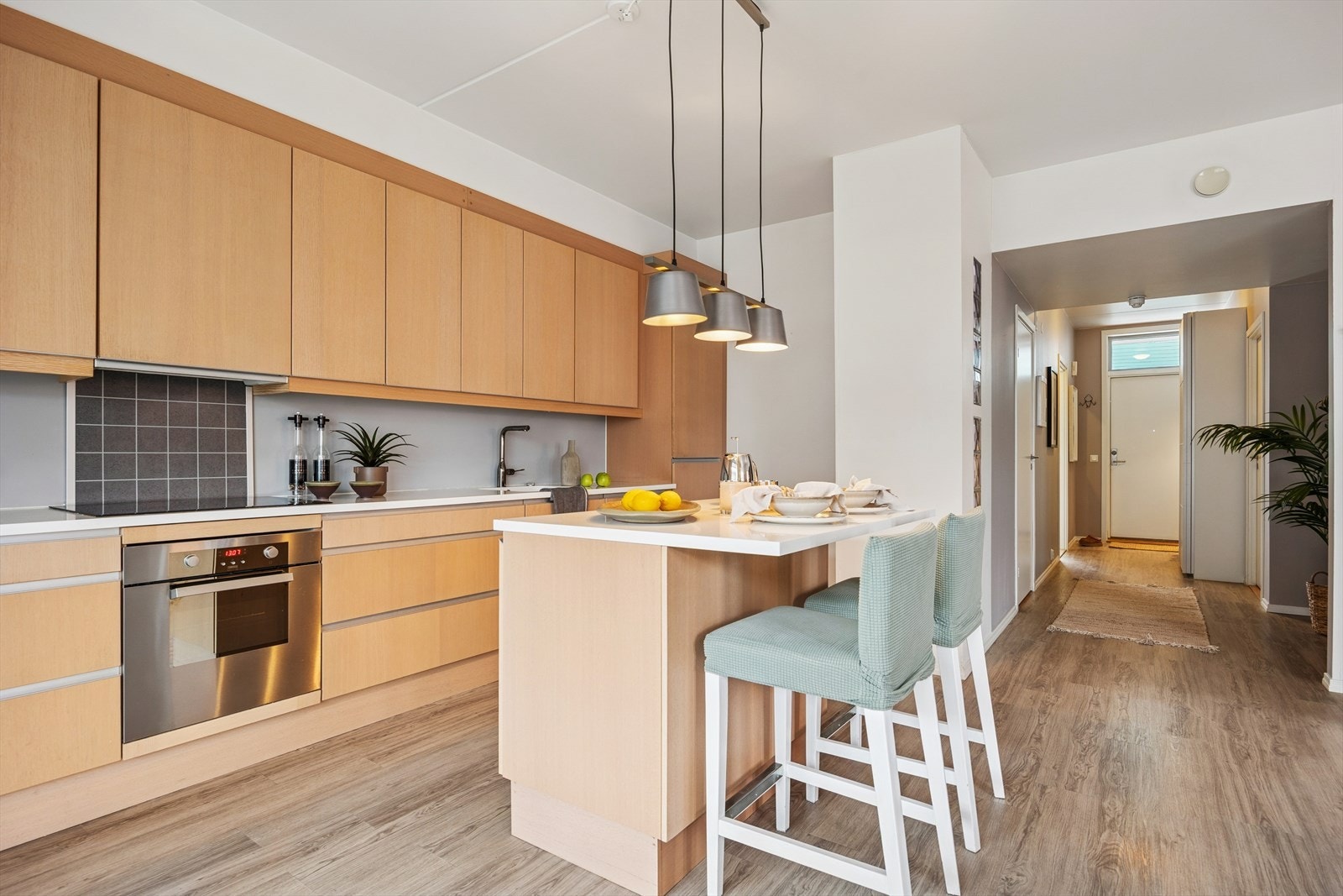 Kjøkkenet har en tidløs innredning, godt utnyttet med overskap, underskap og gode arbeidsflater. Galleribilde