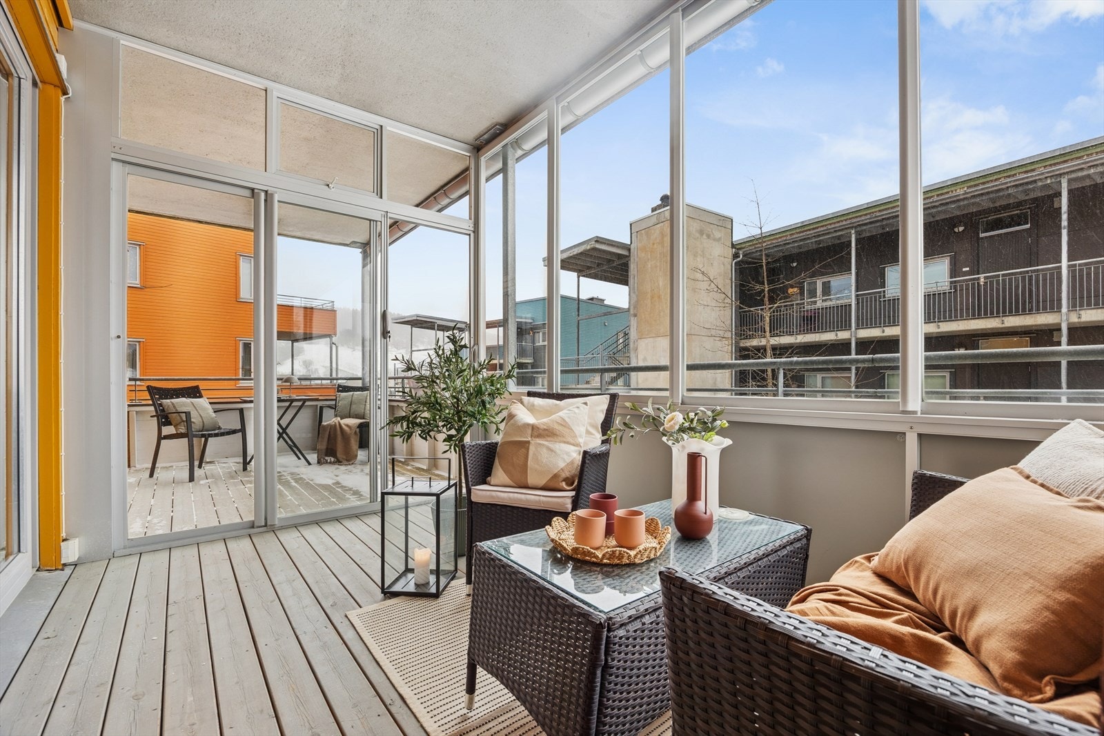 Prikken over i'en er den fantastiske uteplassen leiligheten har å by på. Deler av balkongen er innglasset, noe som forlenger sesongen og bruken av den. Galleribilde