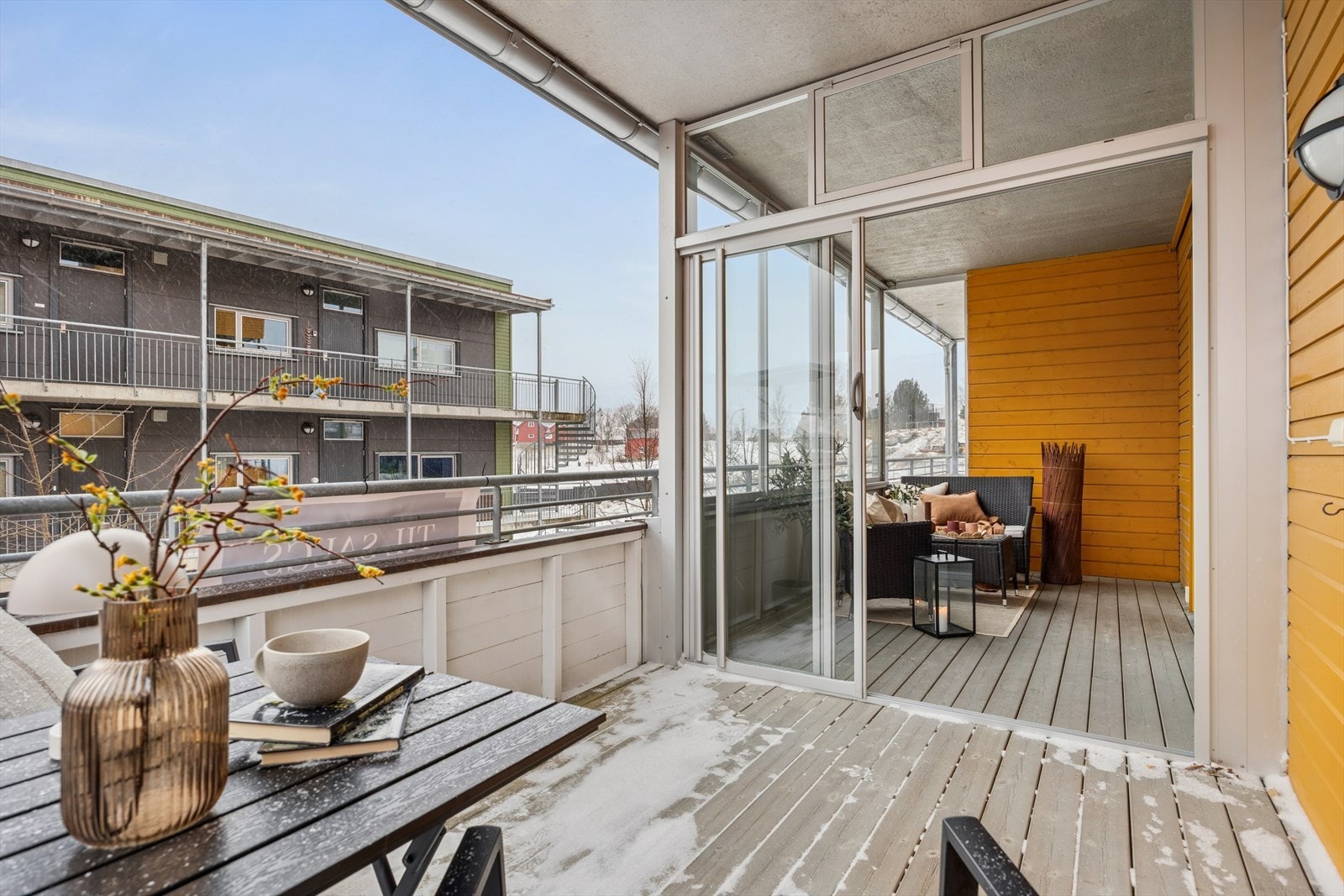 Vendingen mot sør byr på svært gode solforhold, og det er god plass til flere sittegrupper. Galleribilde