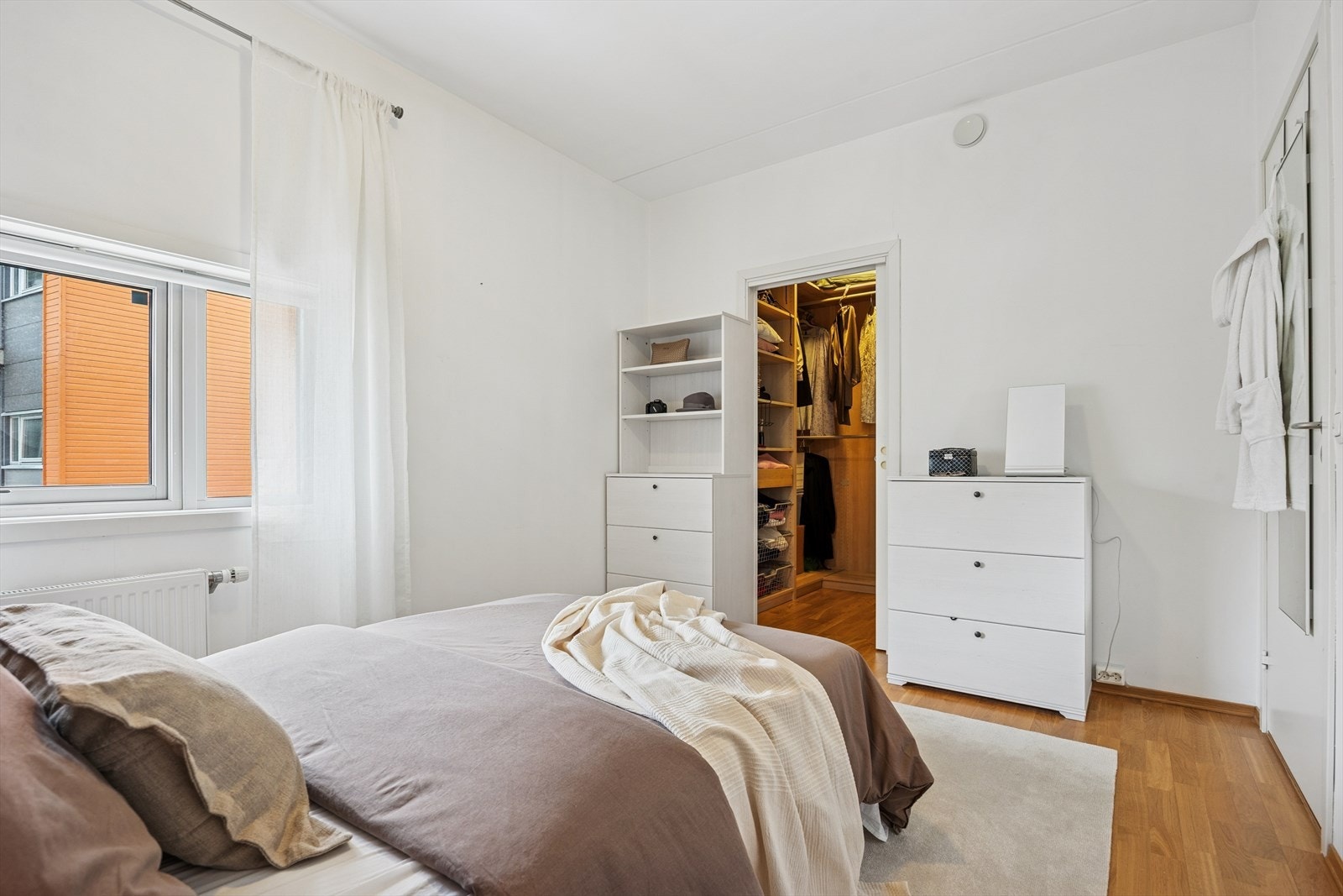 Fra det største soverommet er det adkomst til bod via skyvedør. Her er det gode oppbevarings- og garderobemuligheter. I tillegg disponerer seksjonen en ekstern bod på 5 kvm. Galleribilde