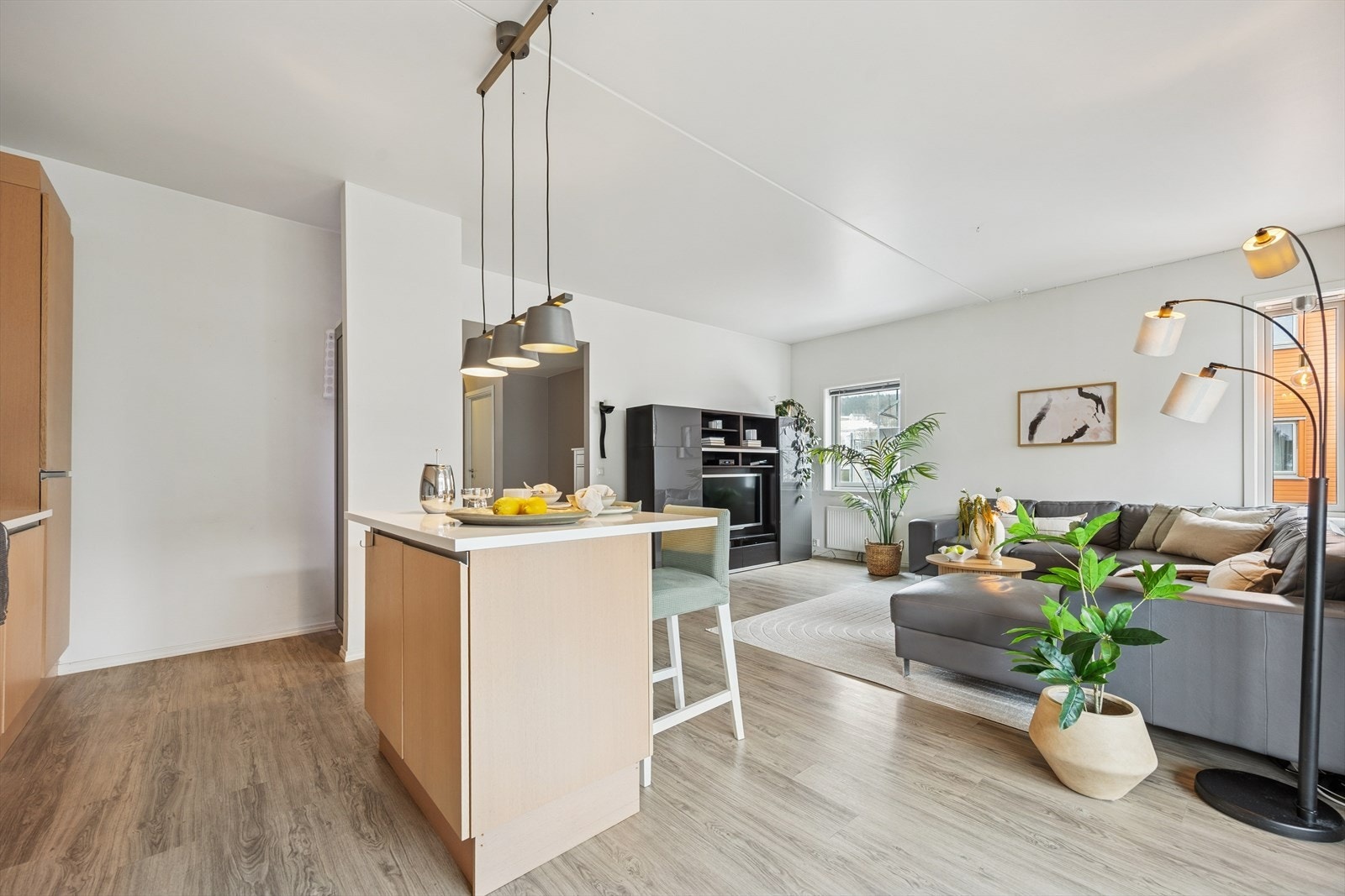 Oppholdsrommet har en raus takhøyde, som kombinert med vindu i flere himmelretninger gir et gjennomgående dagslys og en behagelig atmosfære. Galleribilde