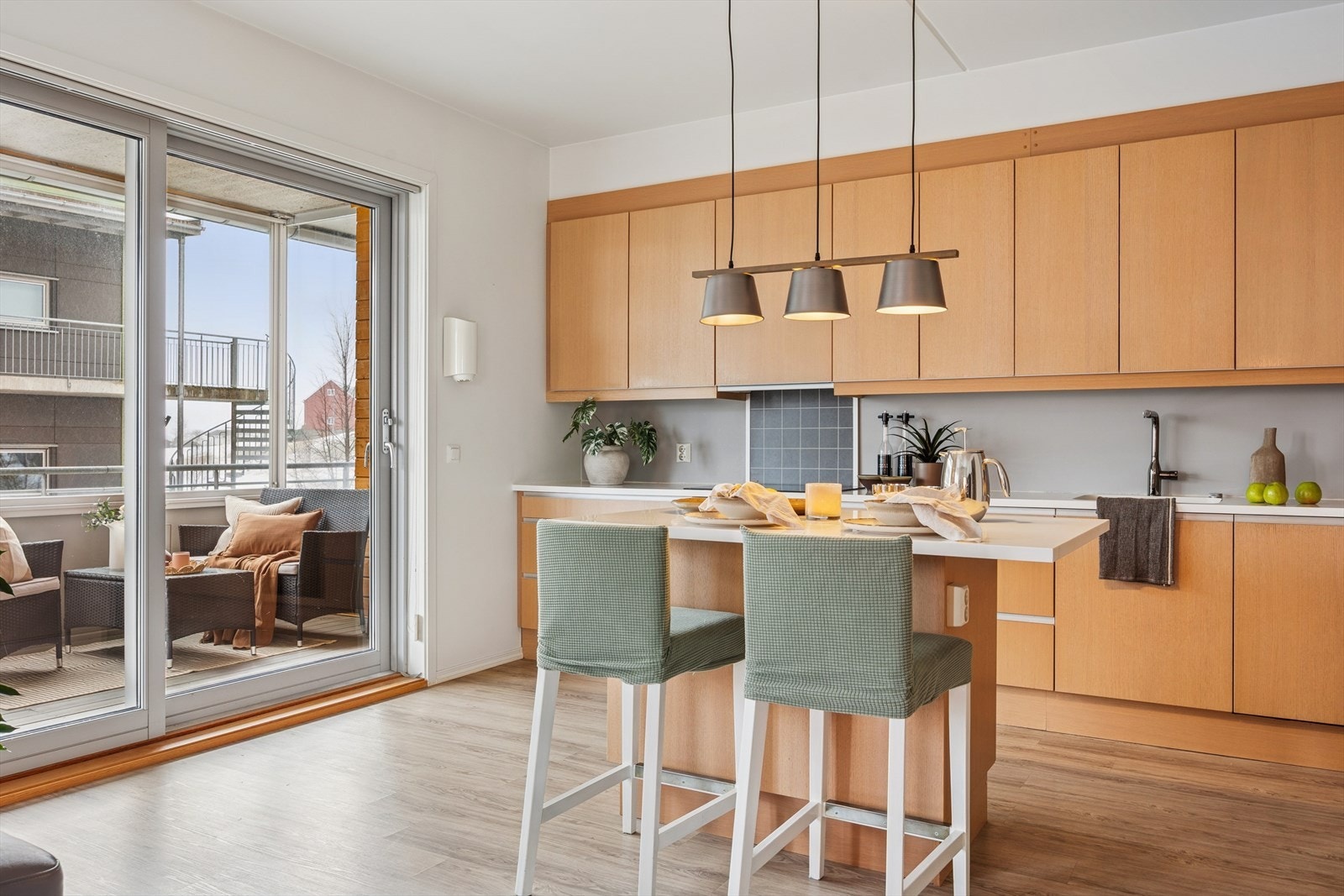 Kjøkkenøya kompletterer innredningen på en elegant måte, med sitteplass, ekstra arbeidsflate og god oppbevaring. Praktisk stikkontakt gjør den enda mer funksjonell. Galleribilde