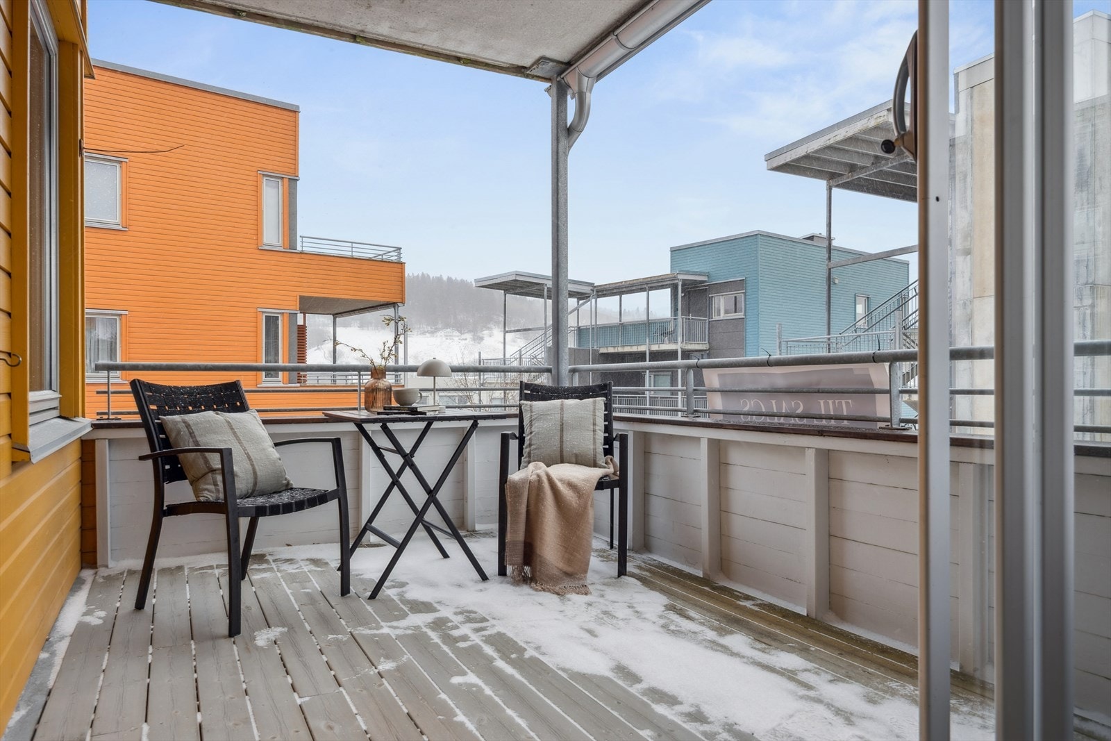 Fra balkongen nyter man utsikt østover i retning Estenstadmarka. Galleribilde