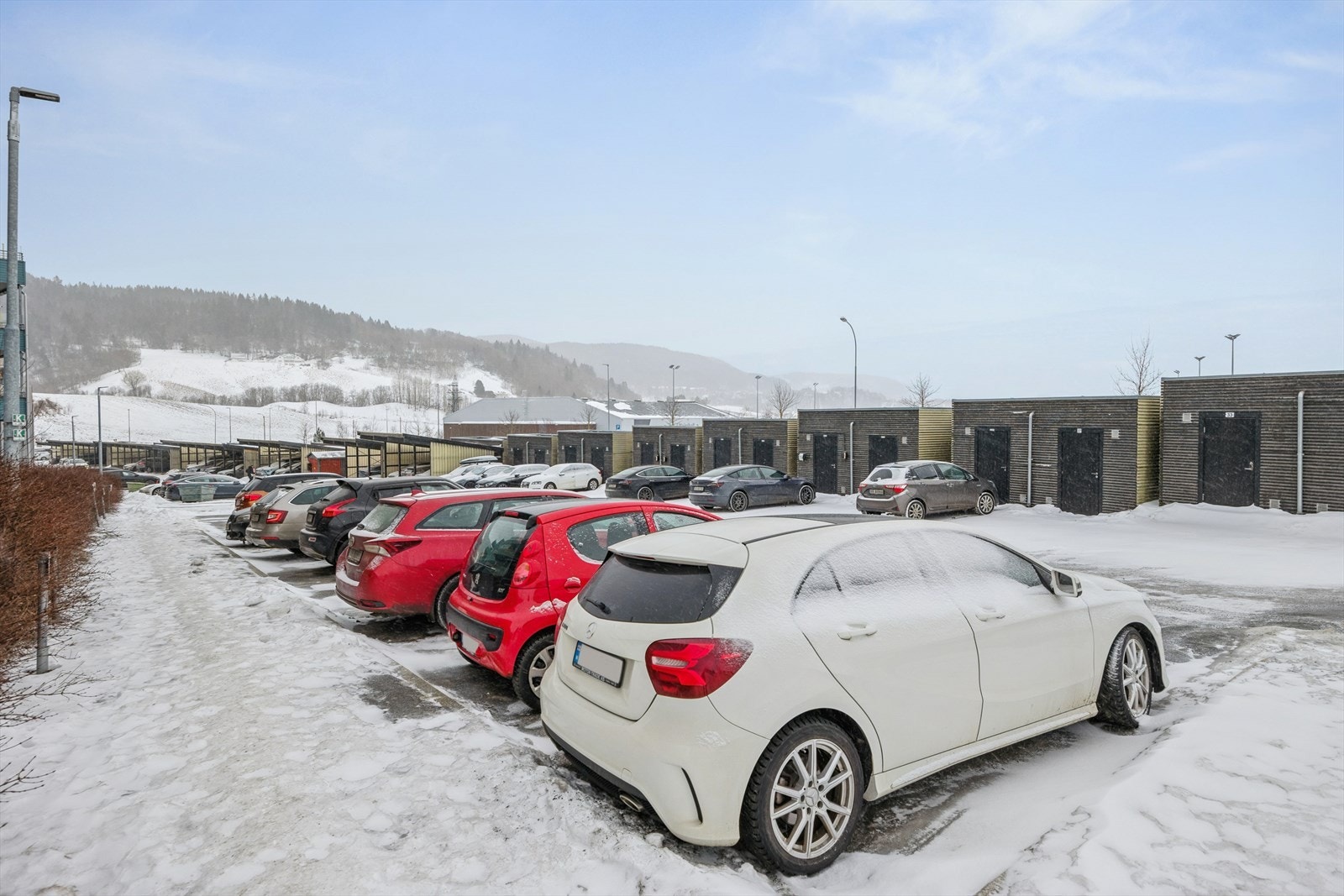 Leiligheten disponerer en fast p-plass like ved bygget hvor det er mulig å etablere lader for elbil. I tillegg er det gjesteparkeringsplasser på fellesområdet. Galleribilde