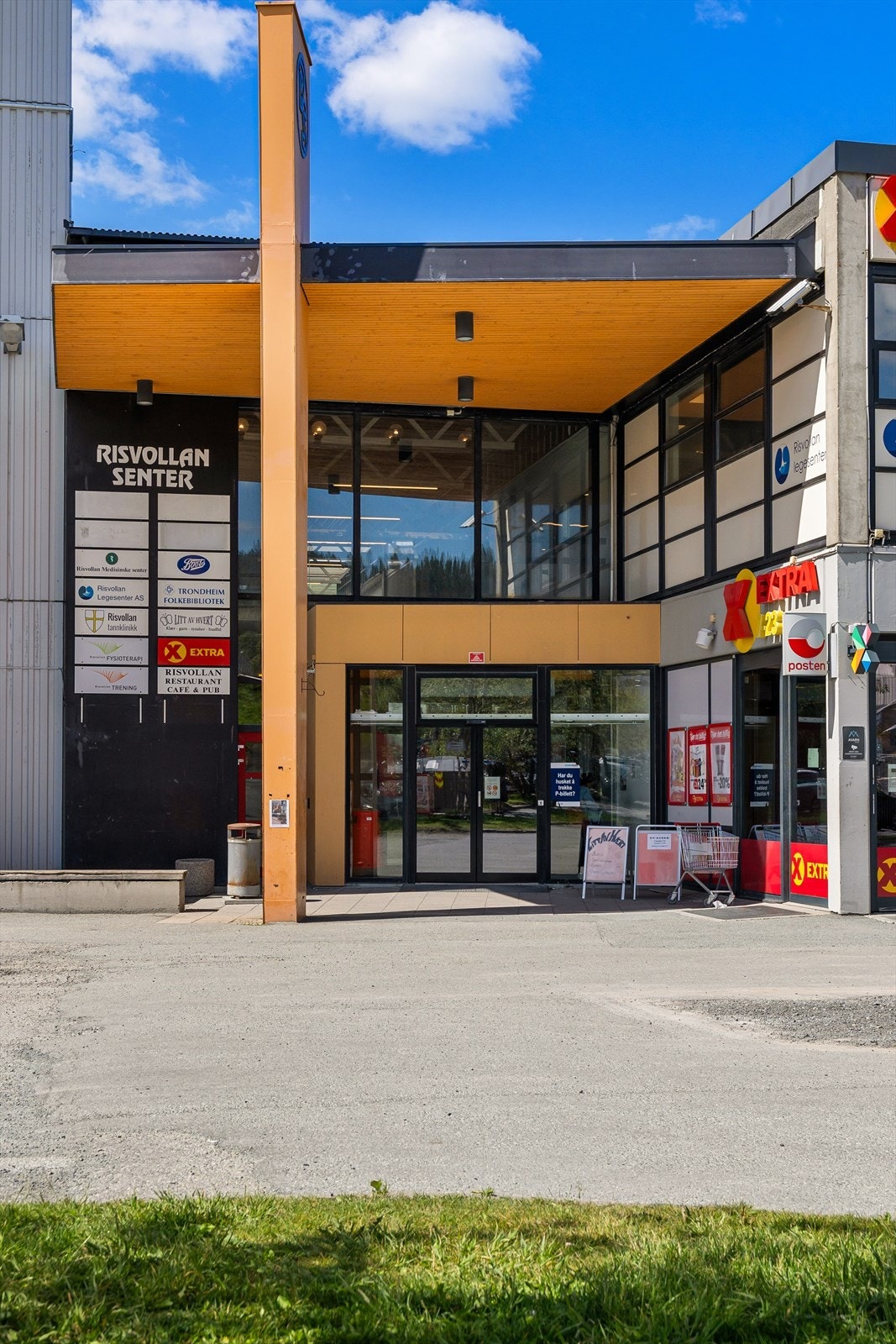 Det er kort vei til Risvollan senter med dagligvare, bibliotek, apotek, legesenter, restaurant og frisør. Galleribilde