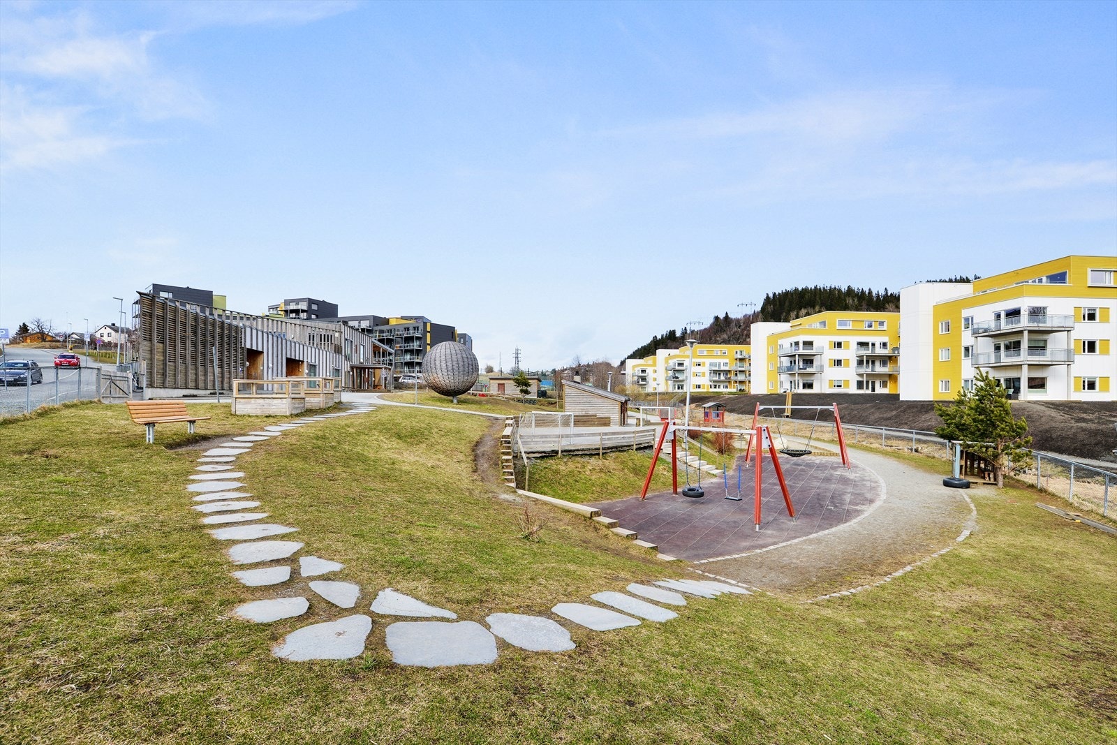 Utleir barnehage 1-2 minutters gange fra leiligheten. Galleribilde